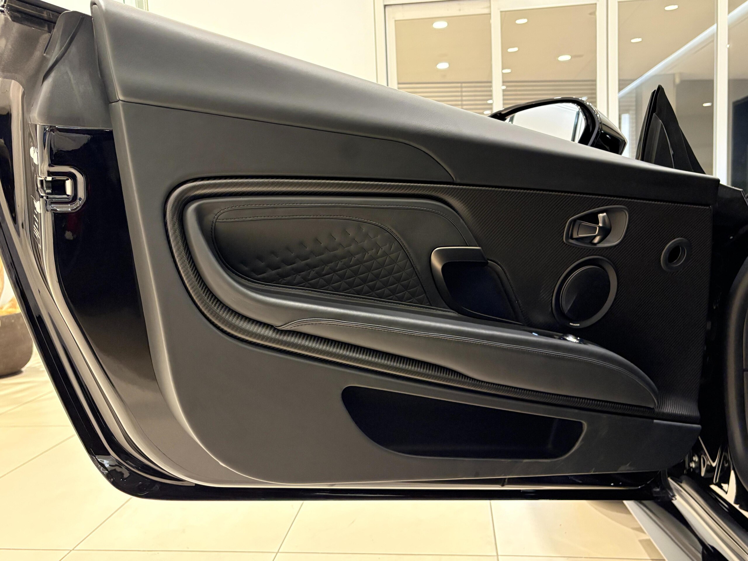 2019 Aston Martin DBS Superleggera — Photo 19 / 49
