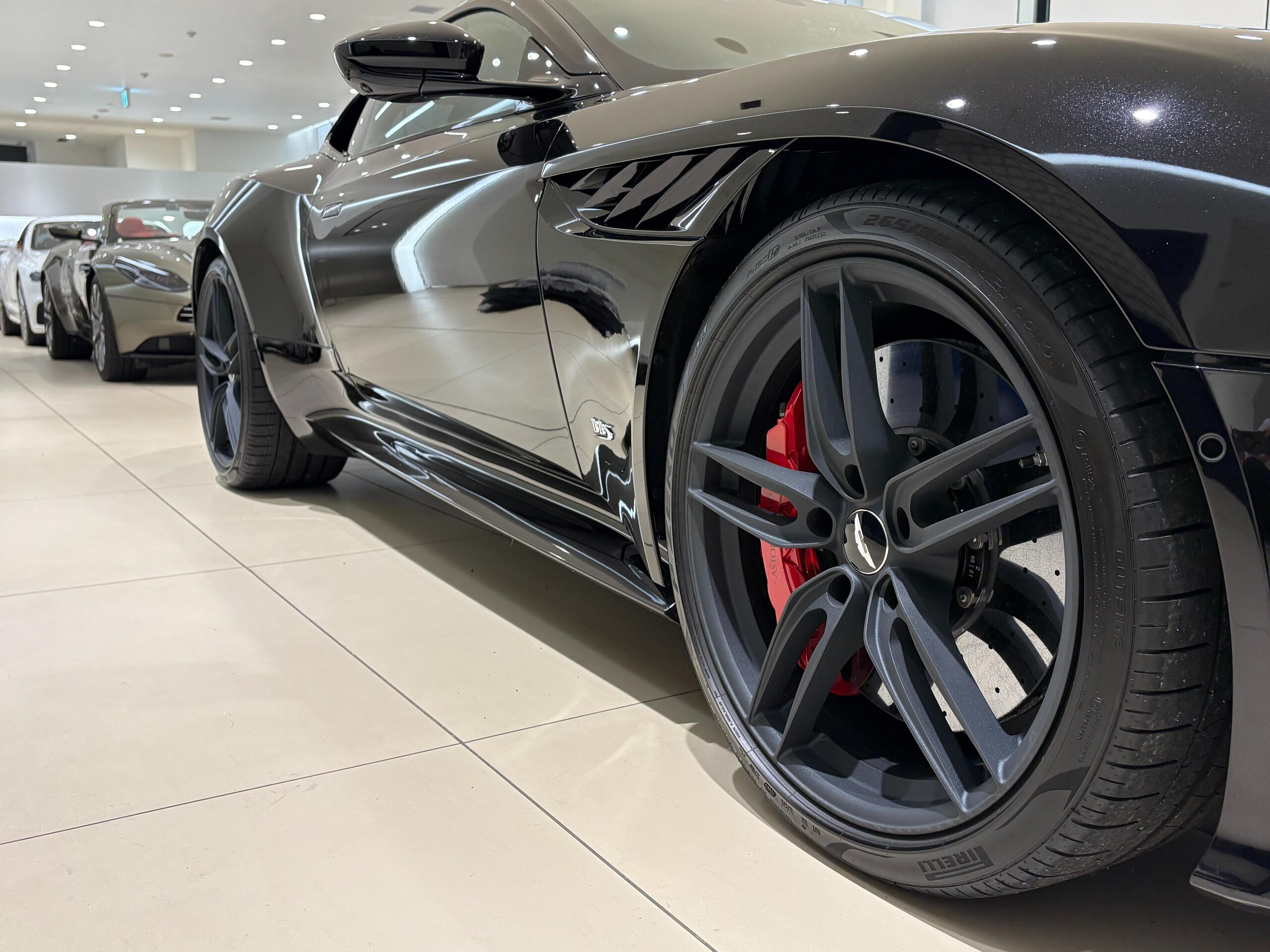 2019 Aston Martin DBS Superleggera — Photo 30 / 49