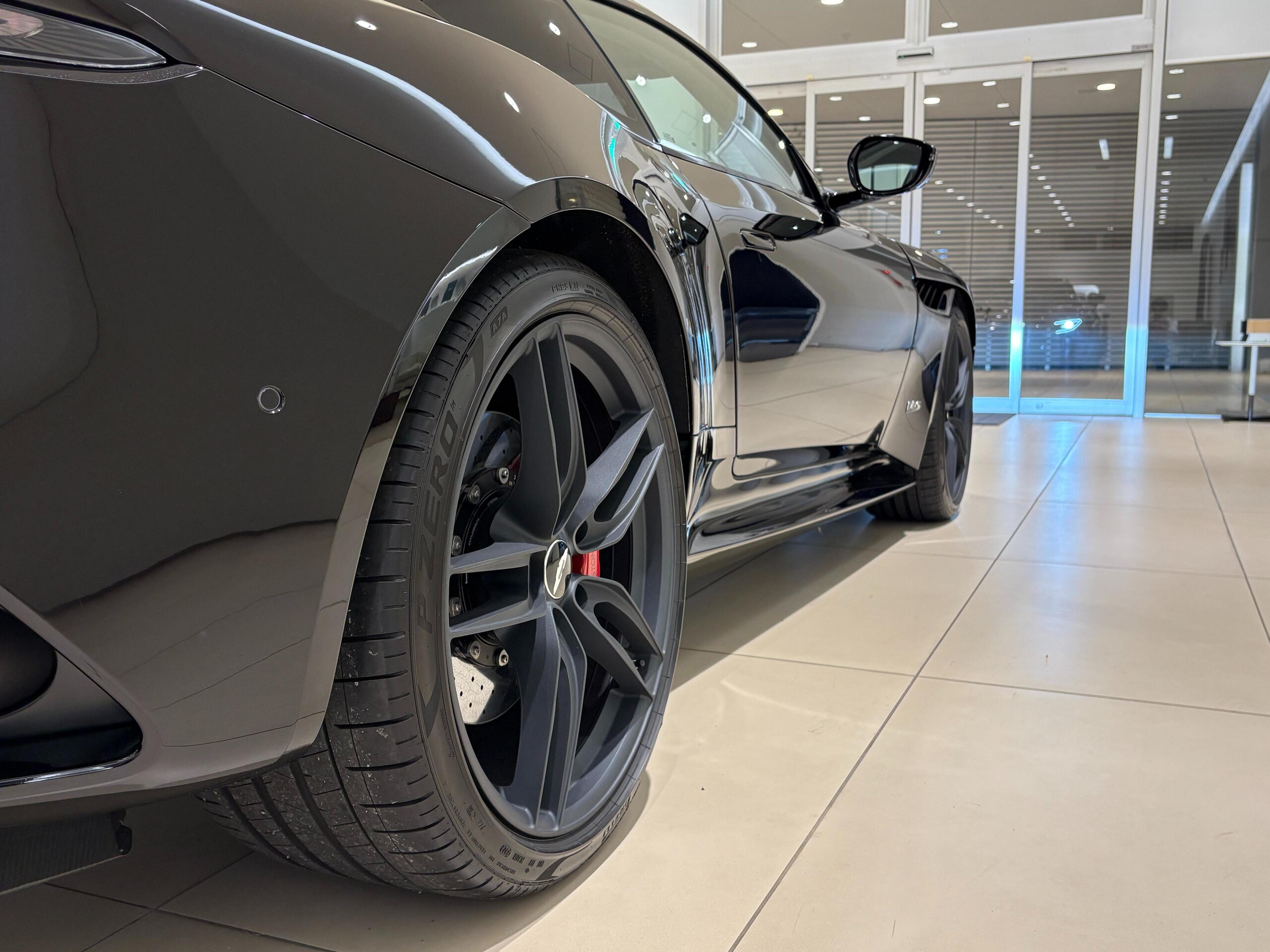 2019 Aston Martin DBS Superleggera — Photo 38 / 49