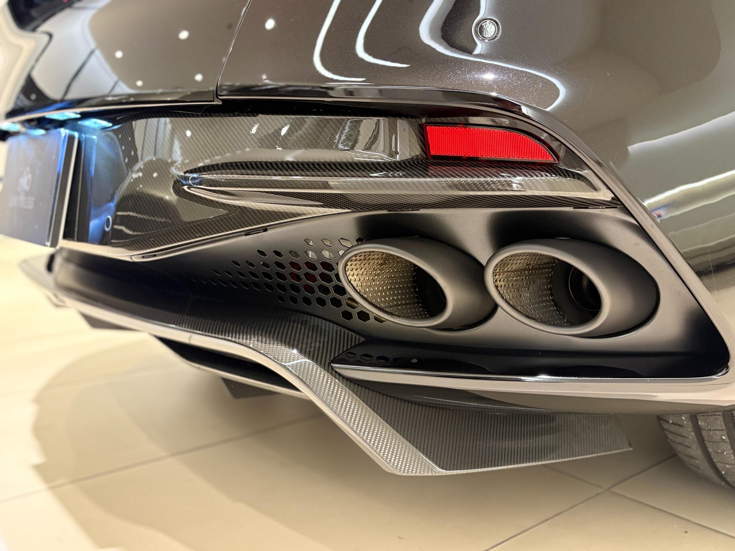 2019 Aston Martin DBS Superleggera — Photo 39 / 49
