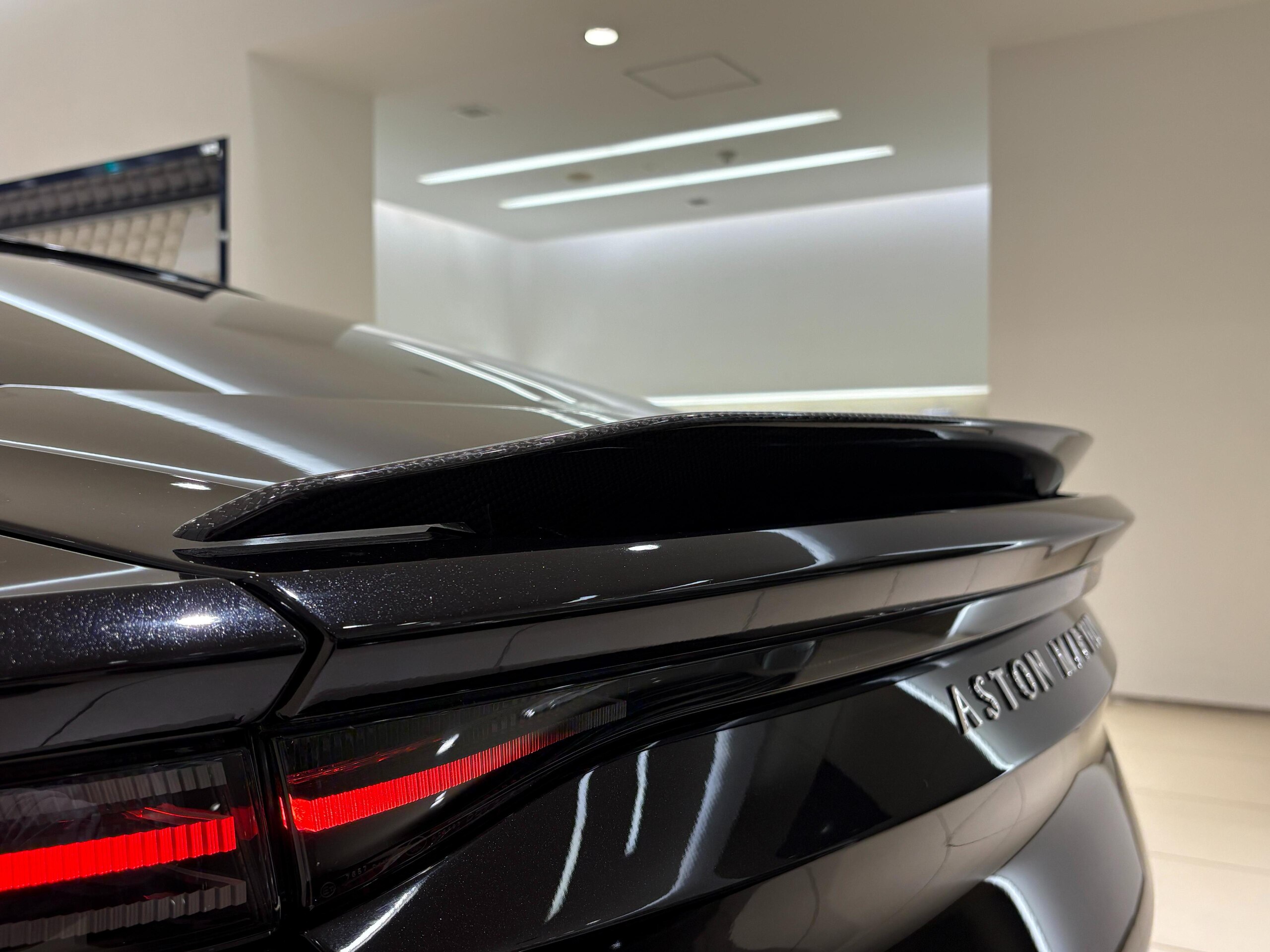 2019 Aston Martin DBS Superleggera — Photo 40 / 49
