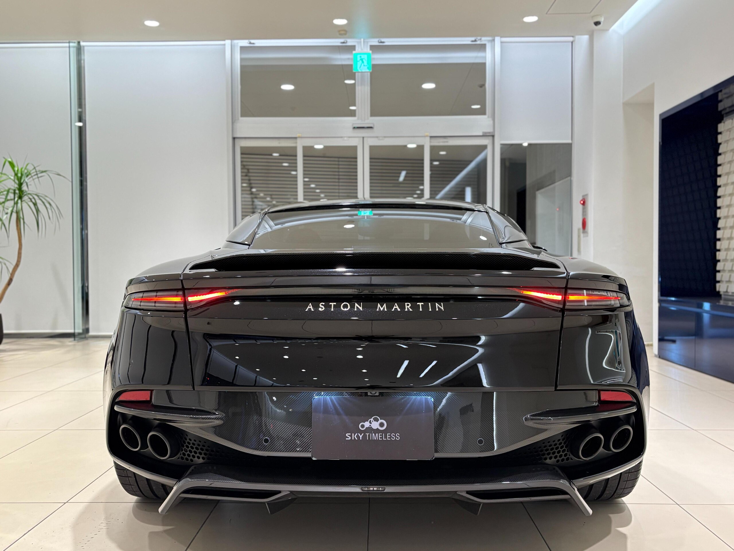 2019 Aston Martin DBS Superleggera — Photo 41 / 49