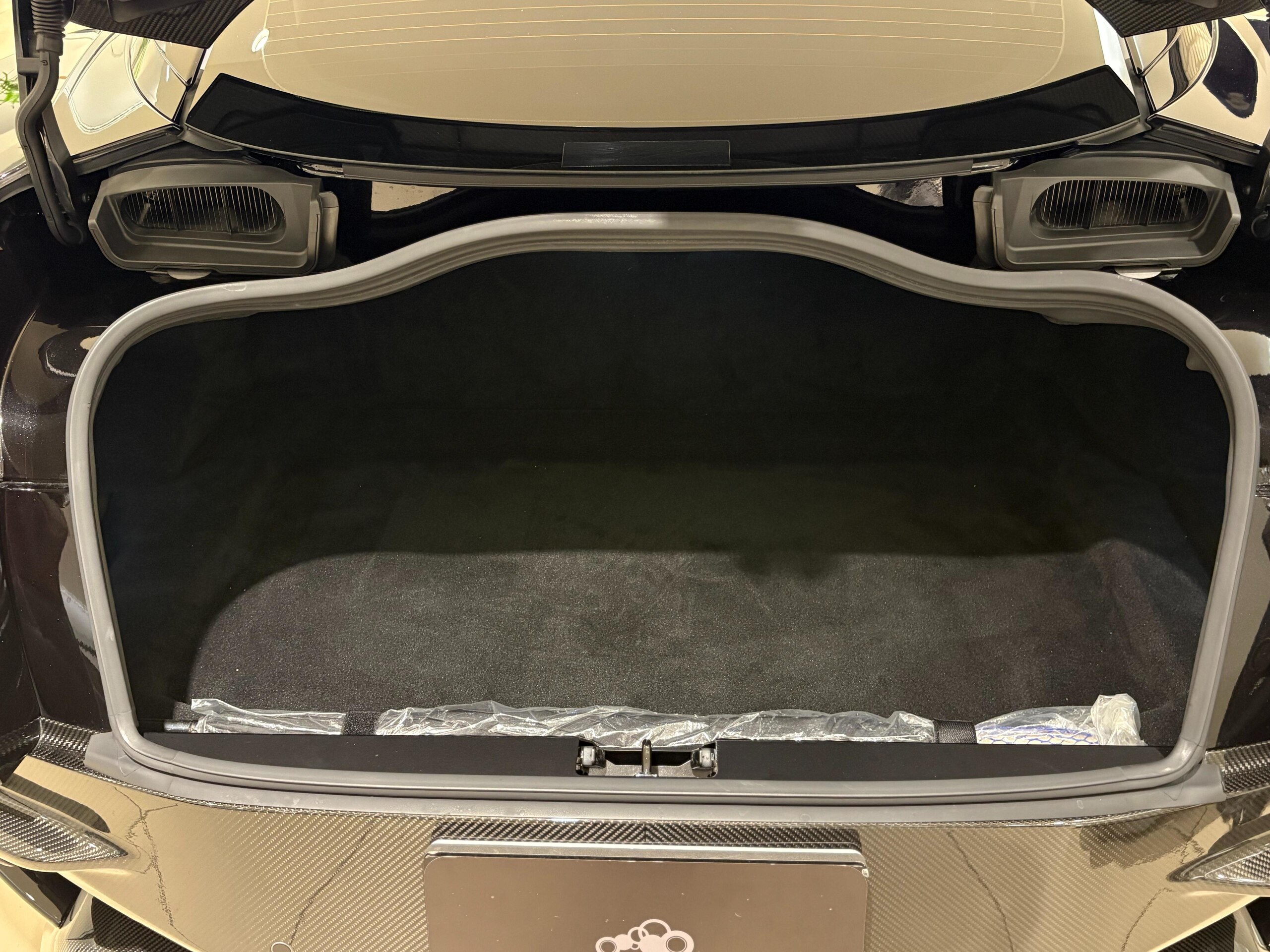 2019 Aston Martin DBS Superleggera — Photo 43 / 49