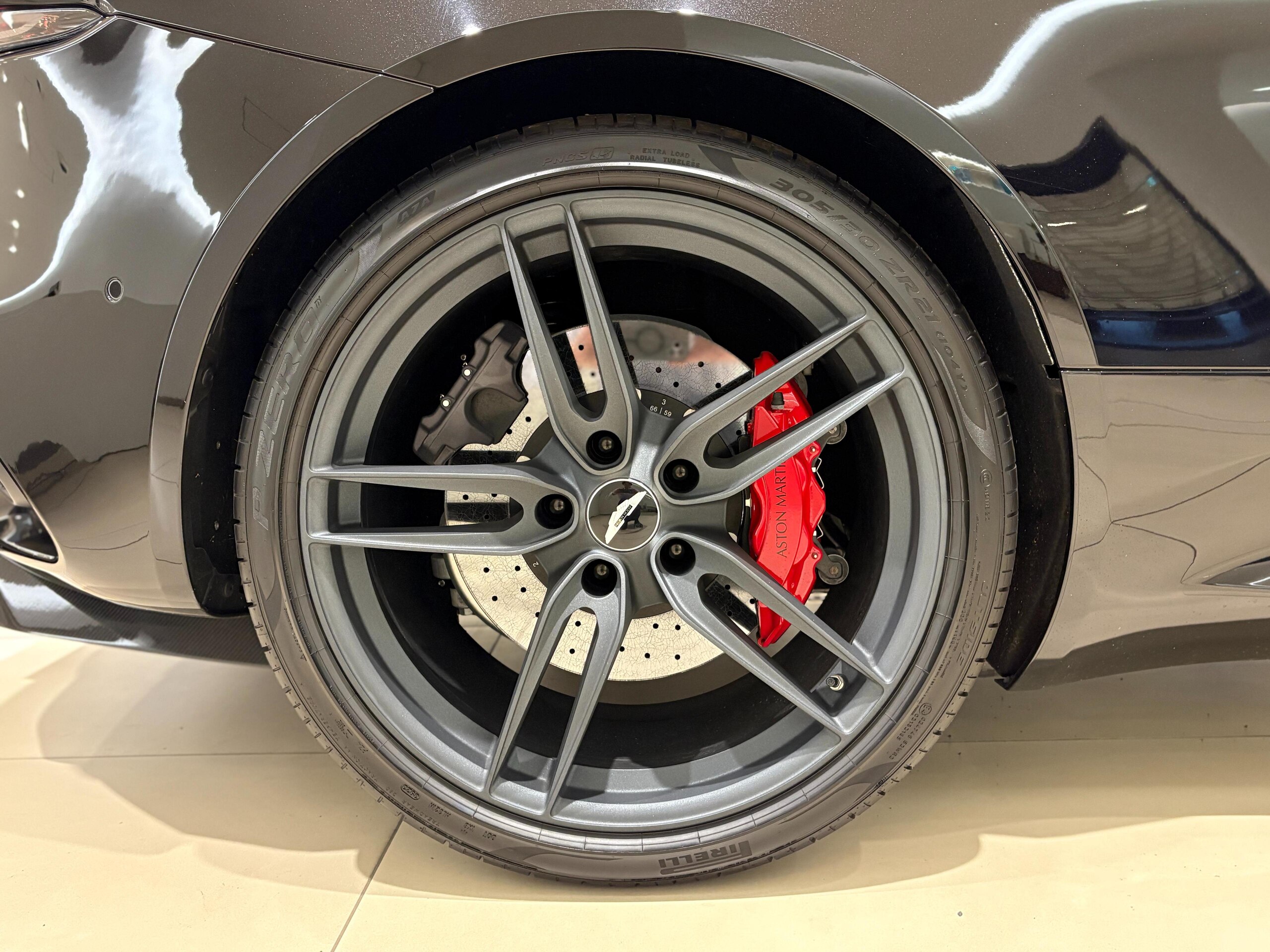 2019 Aston Martin DBS Superleggera — Photo 46 / 49