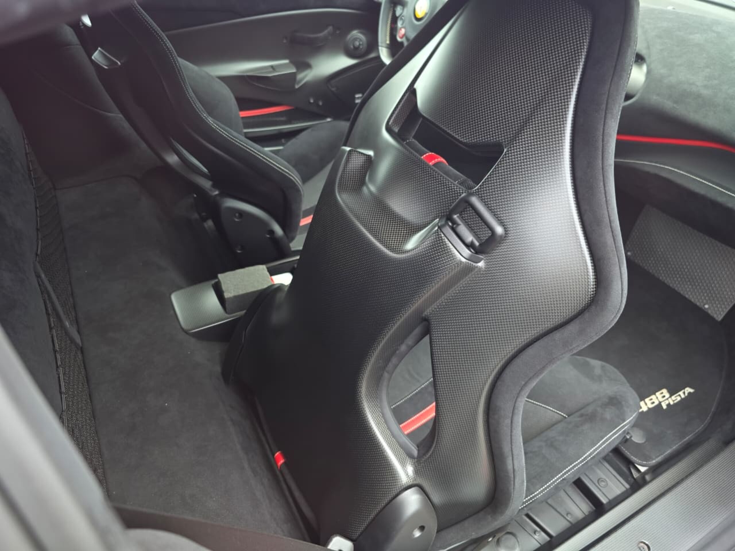 2019 Ferrari 488 Pista — Photo 34 / 44