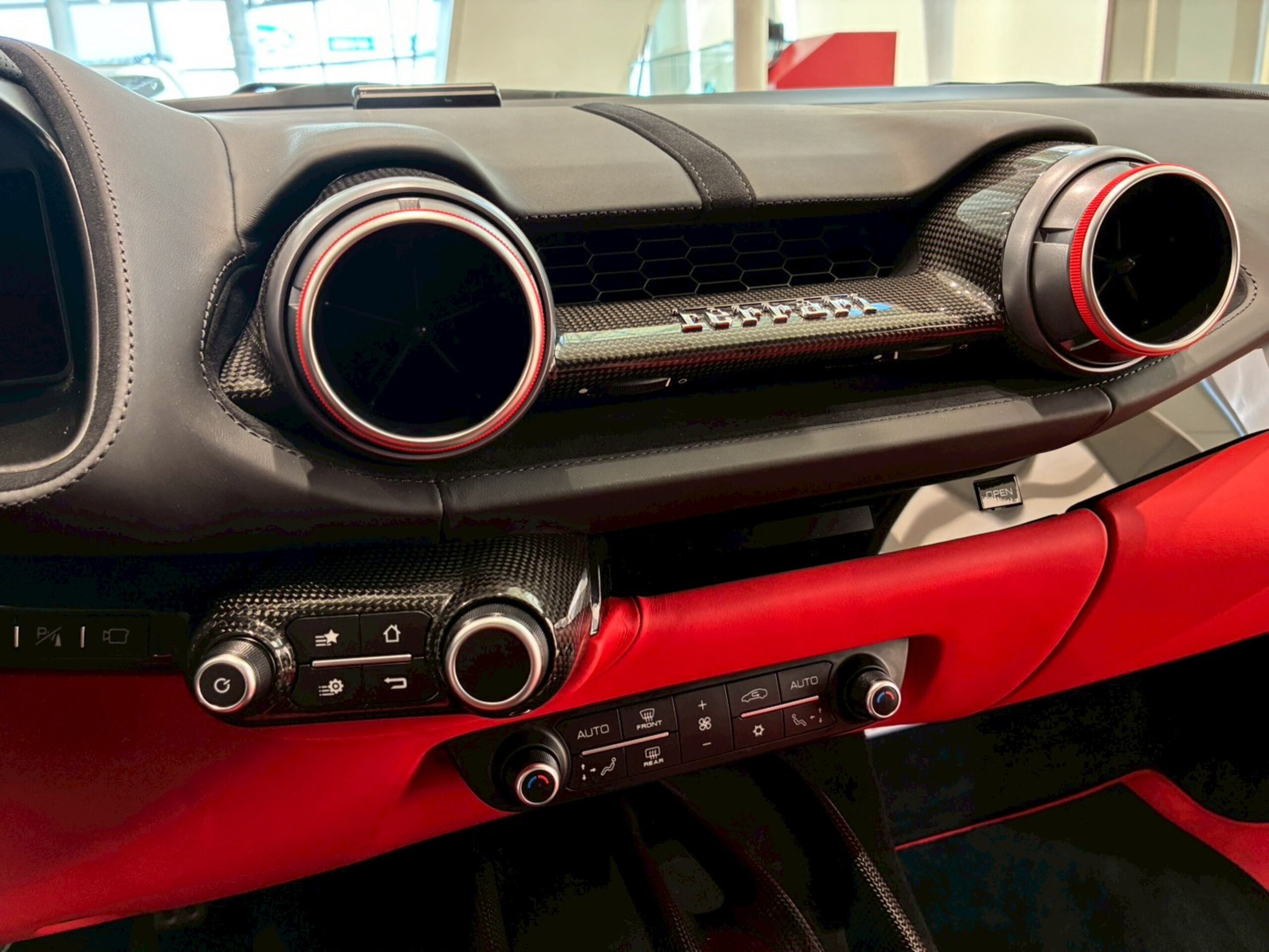 2019 Ferrari 812 Superfast — Photo 8 / 24