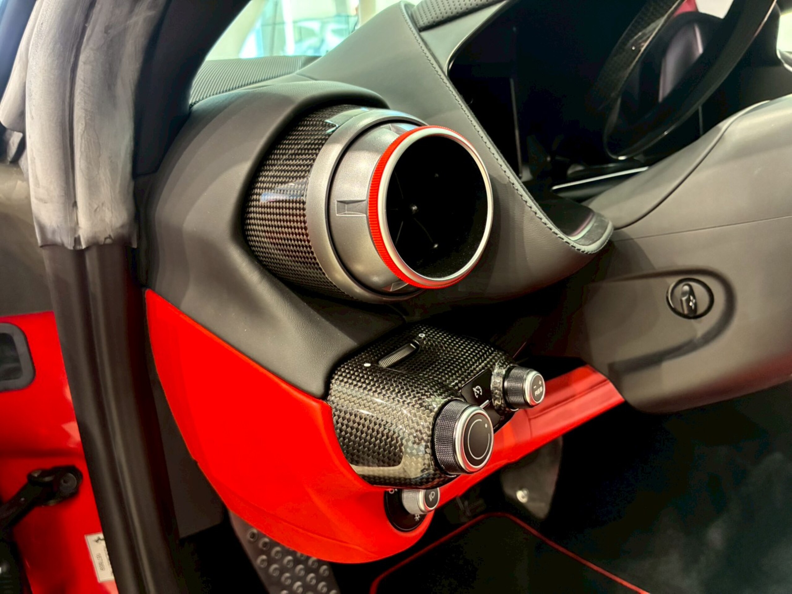 2019 Ferrari 812 Superfast — Photo 15 / 24