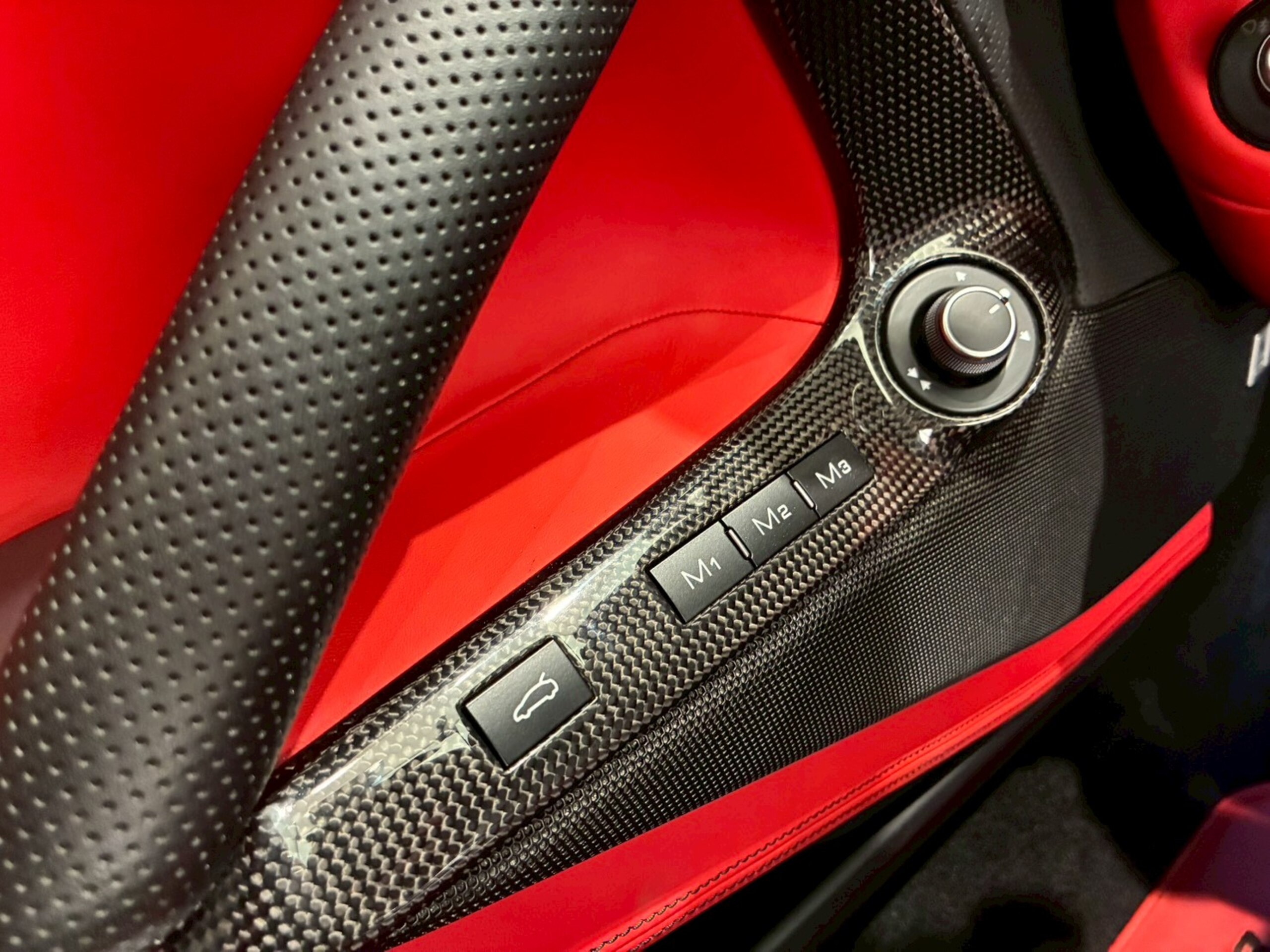 2019 Ferrari 812 Superfast — Photo 16 / 24