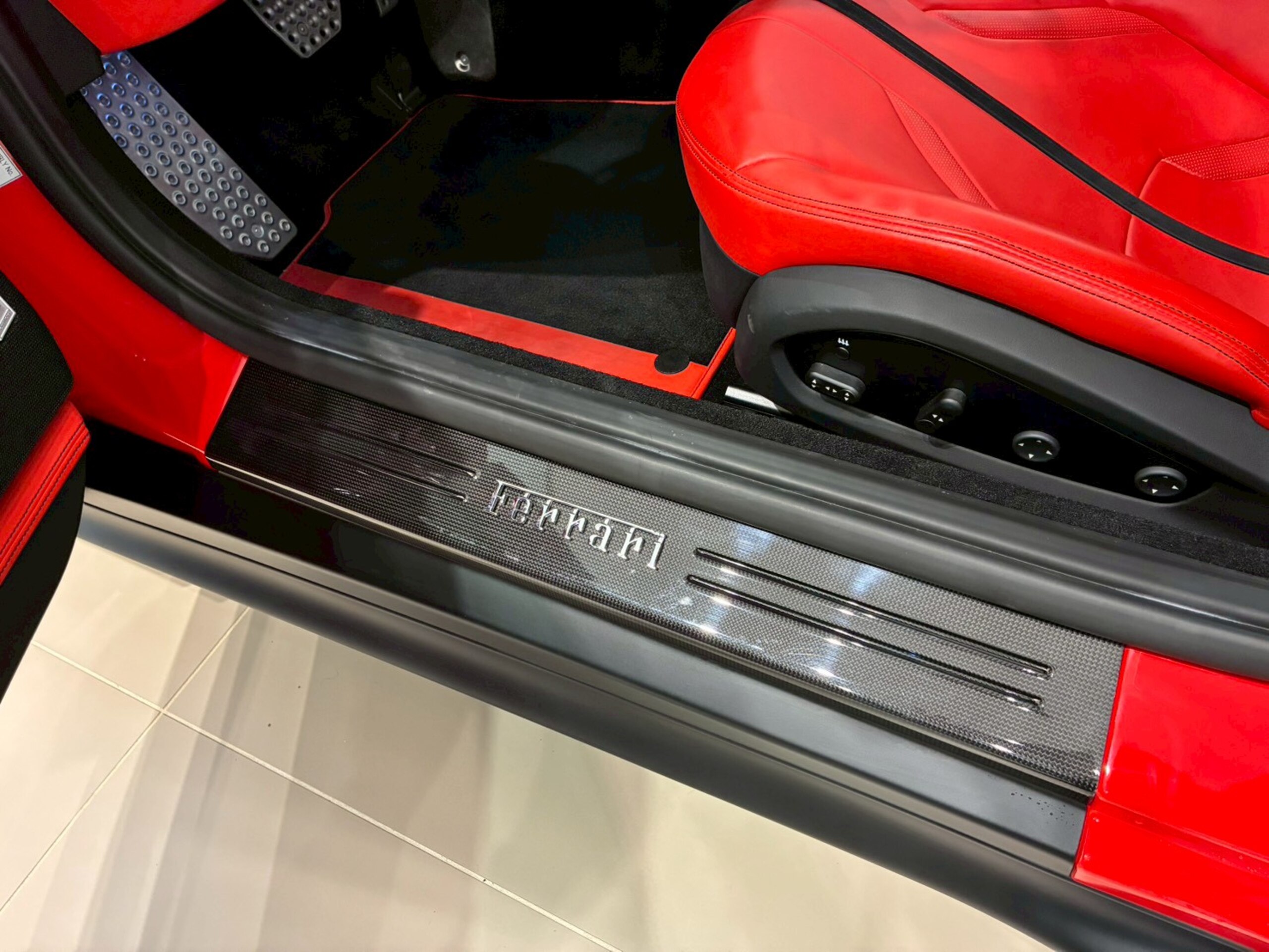 2019 Ferrari 812 Superfast — Photo 18 / 24