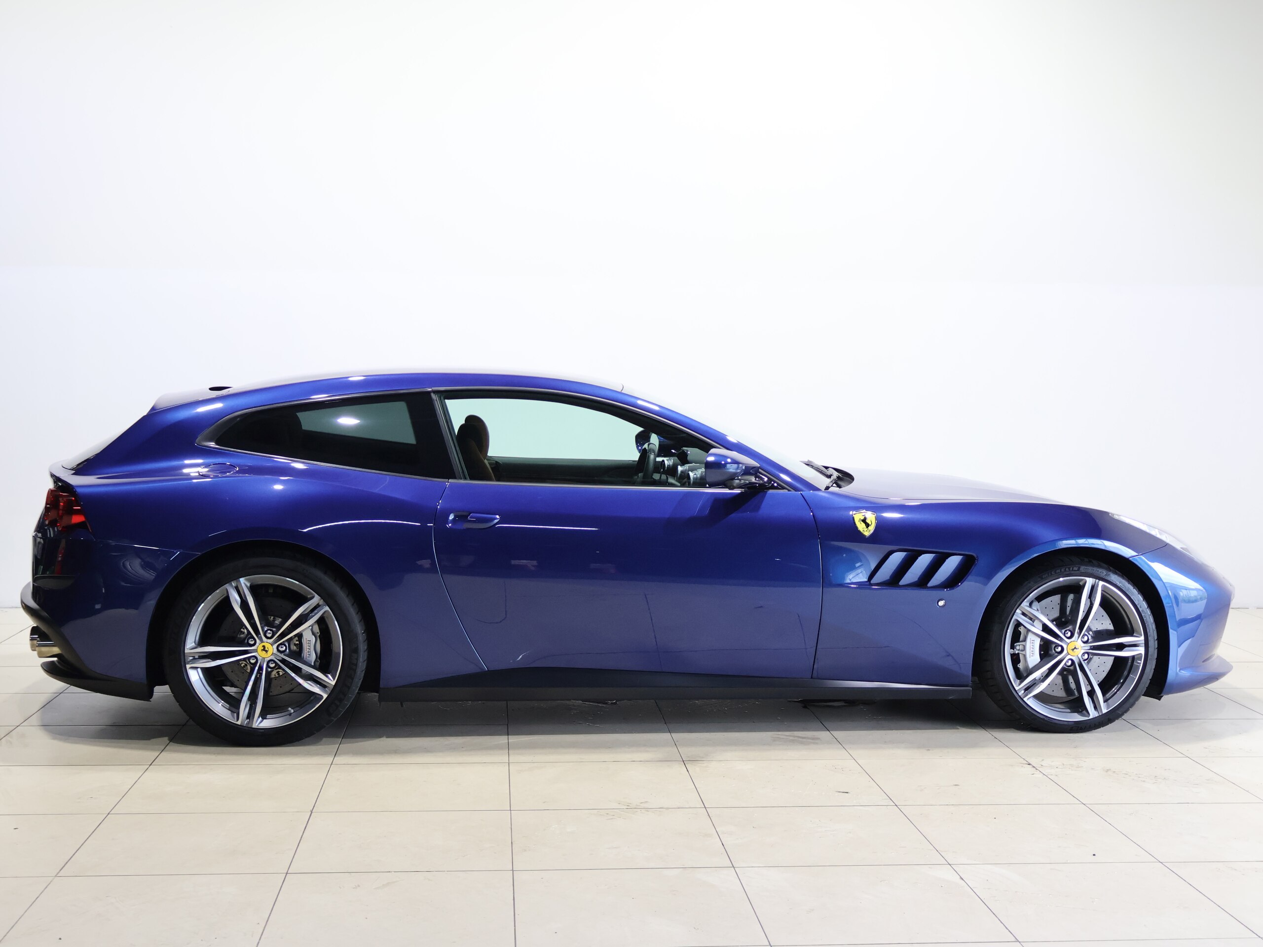 2019 Ferrari GTC4Lusso — Photo 16 / 39