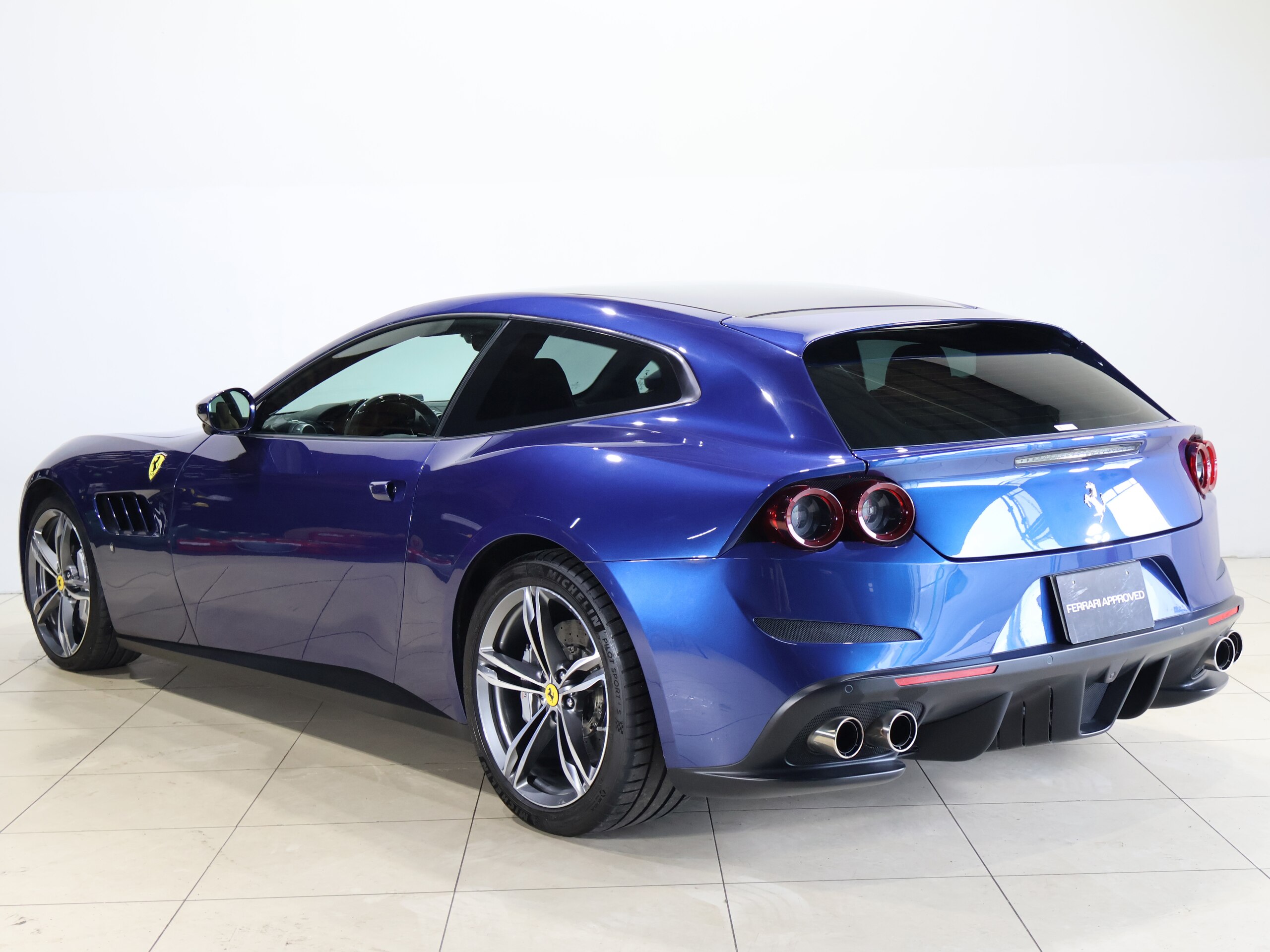 2019 Ferrari GTC4Lusso — Photo 17 / 39