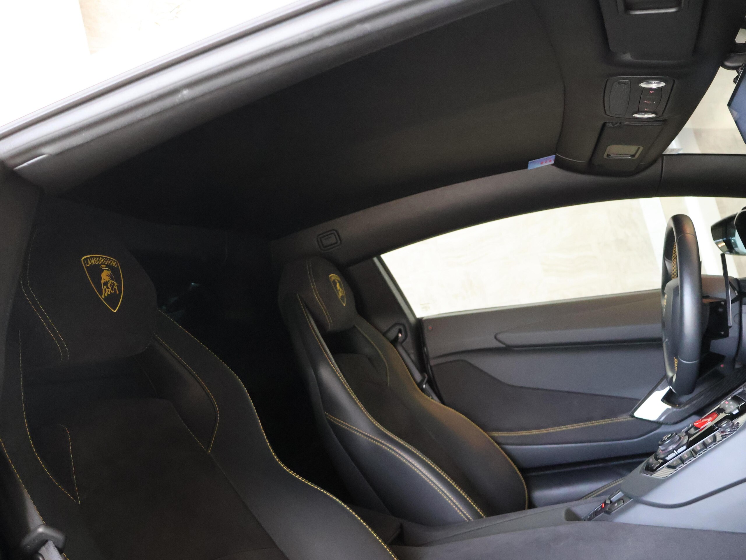 2019 Lamborghini Aventador S — Photo 28 / 73