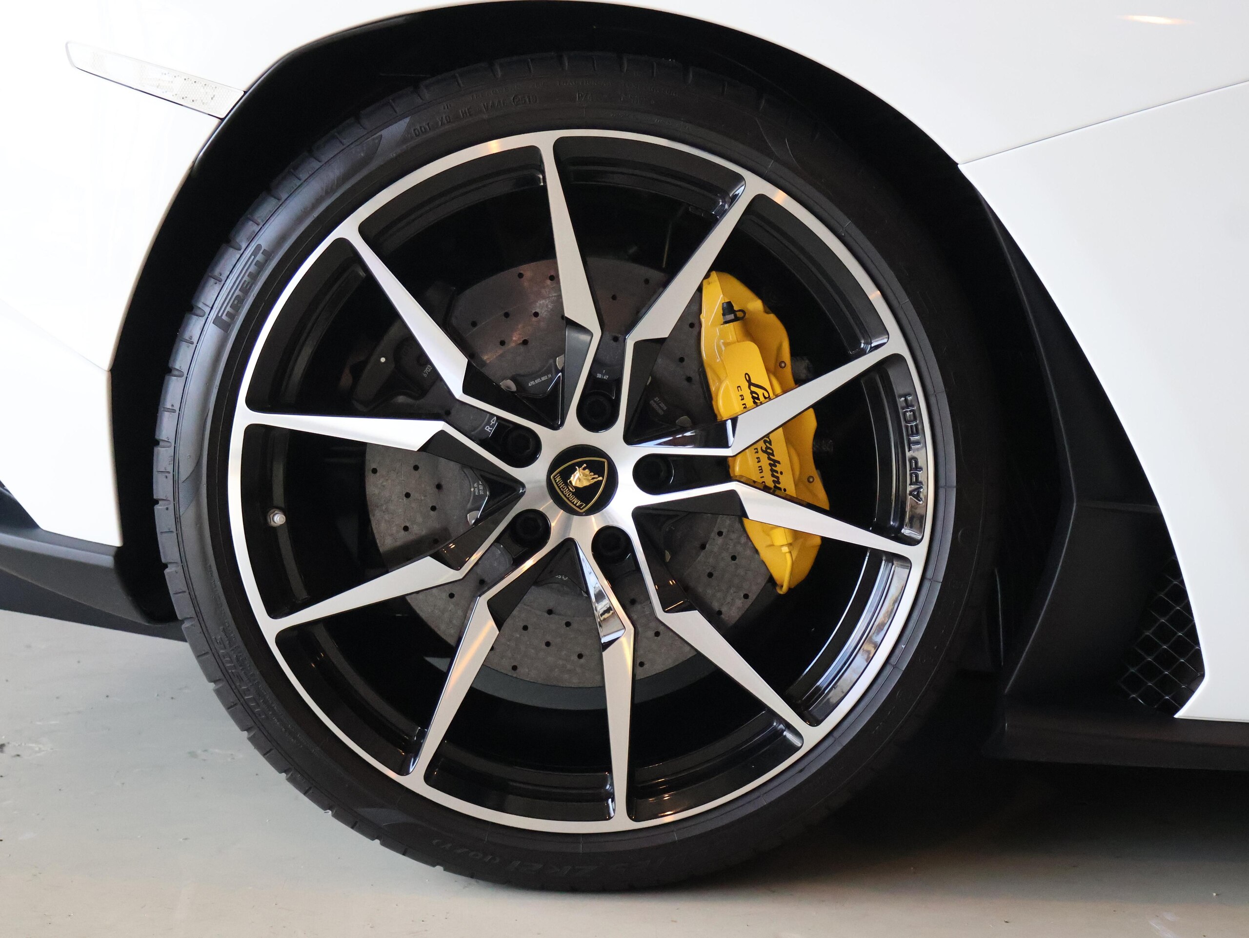2019 Lamborghini Aventador S — Photo 57 / 73