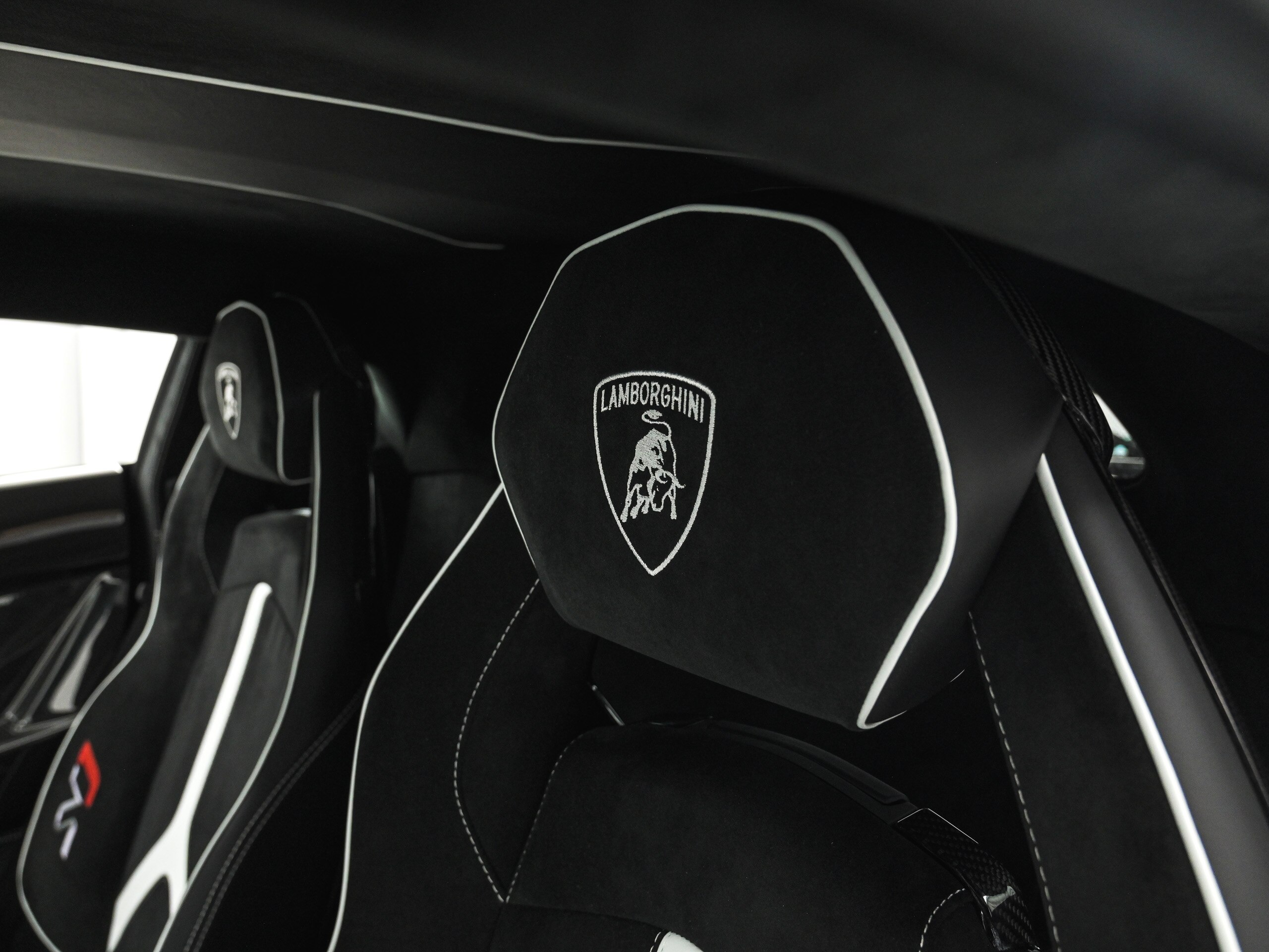 2019 Lamborghini Aventador SVJ — Photo 16 / 48