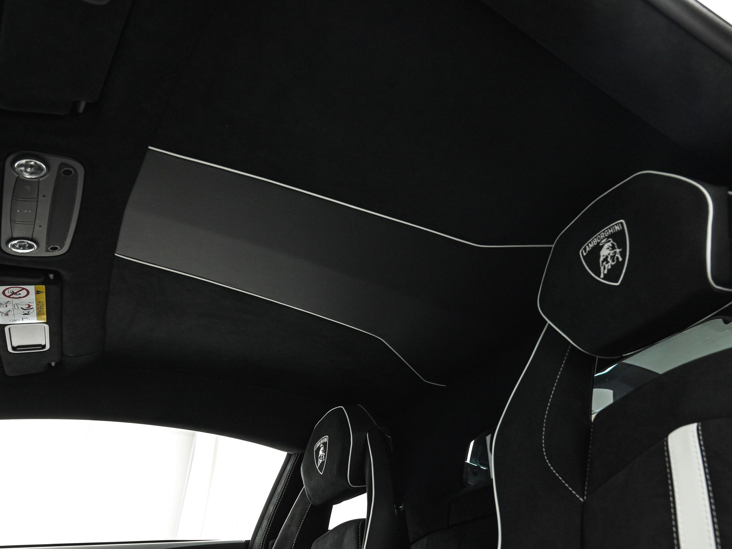 2019 Lamborghini Aventador SVJ — Photo 17 / 48