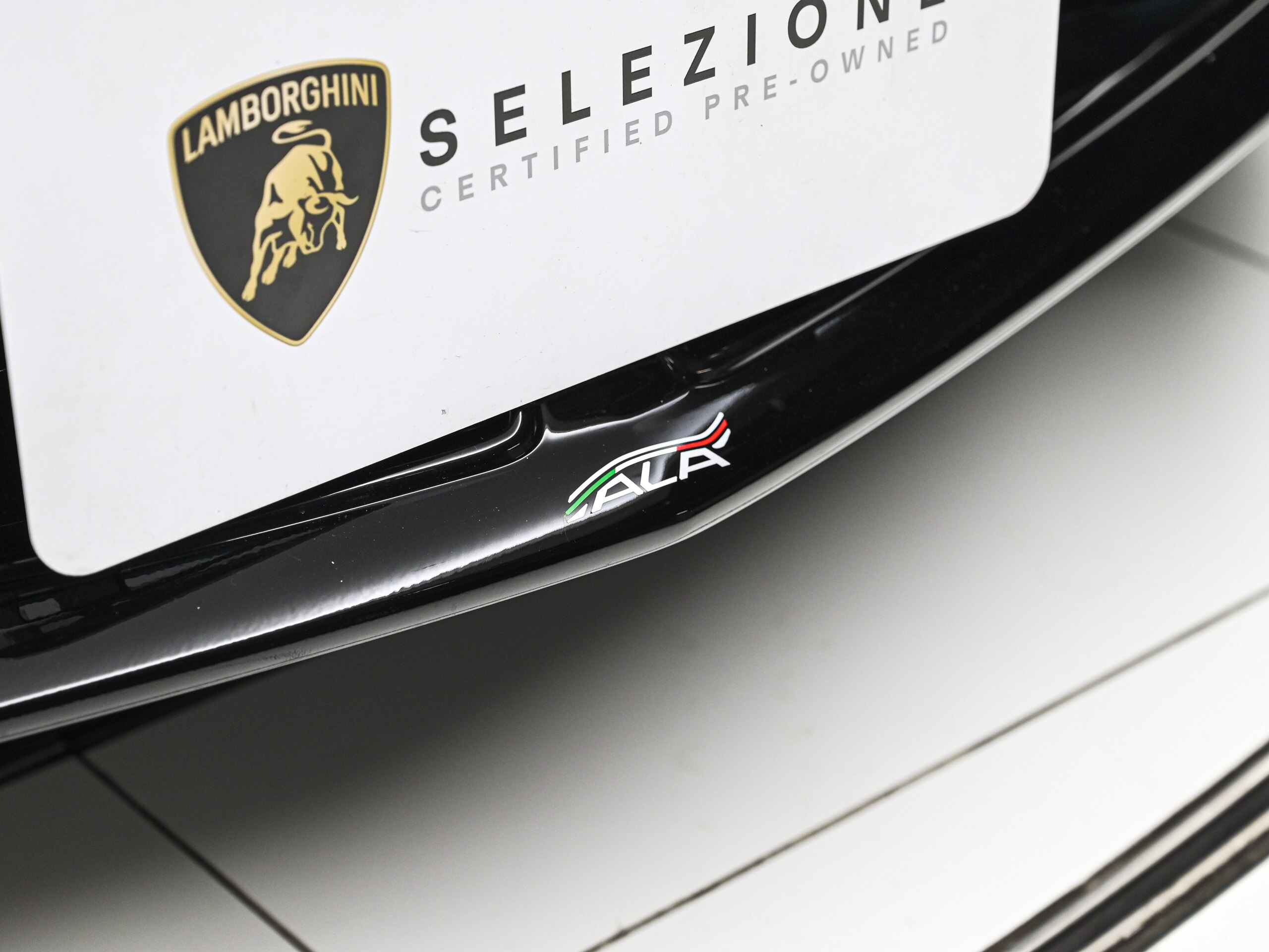 2019 Lamborghini Aventador SVJ — Photo 32 / 48
