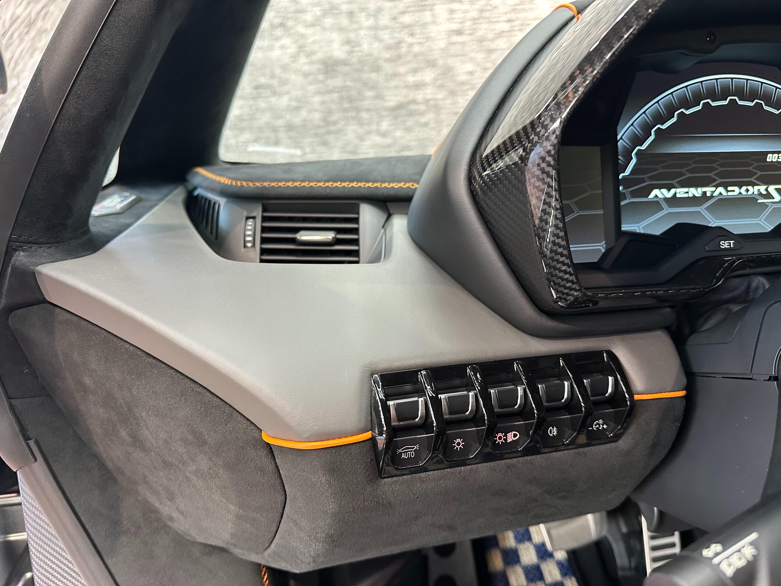 2019 Lamborghini Aventador SVJ — Photo 18 / 36