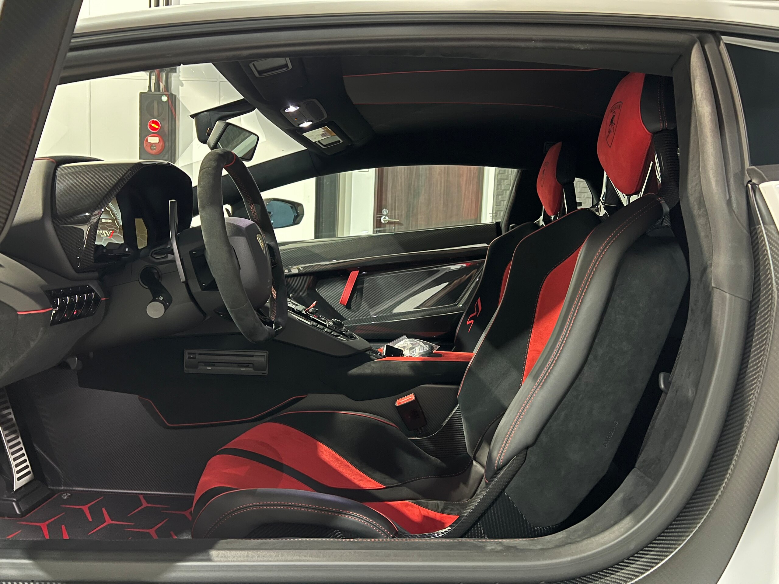 2019 Lamborghini Aventador SVJ — Photo 12 / 29