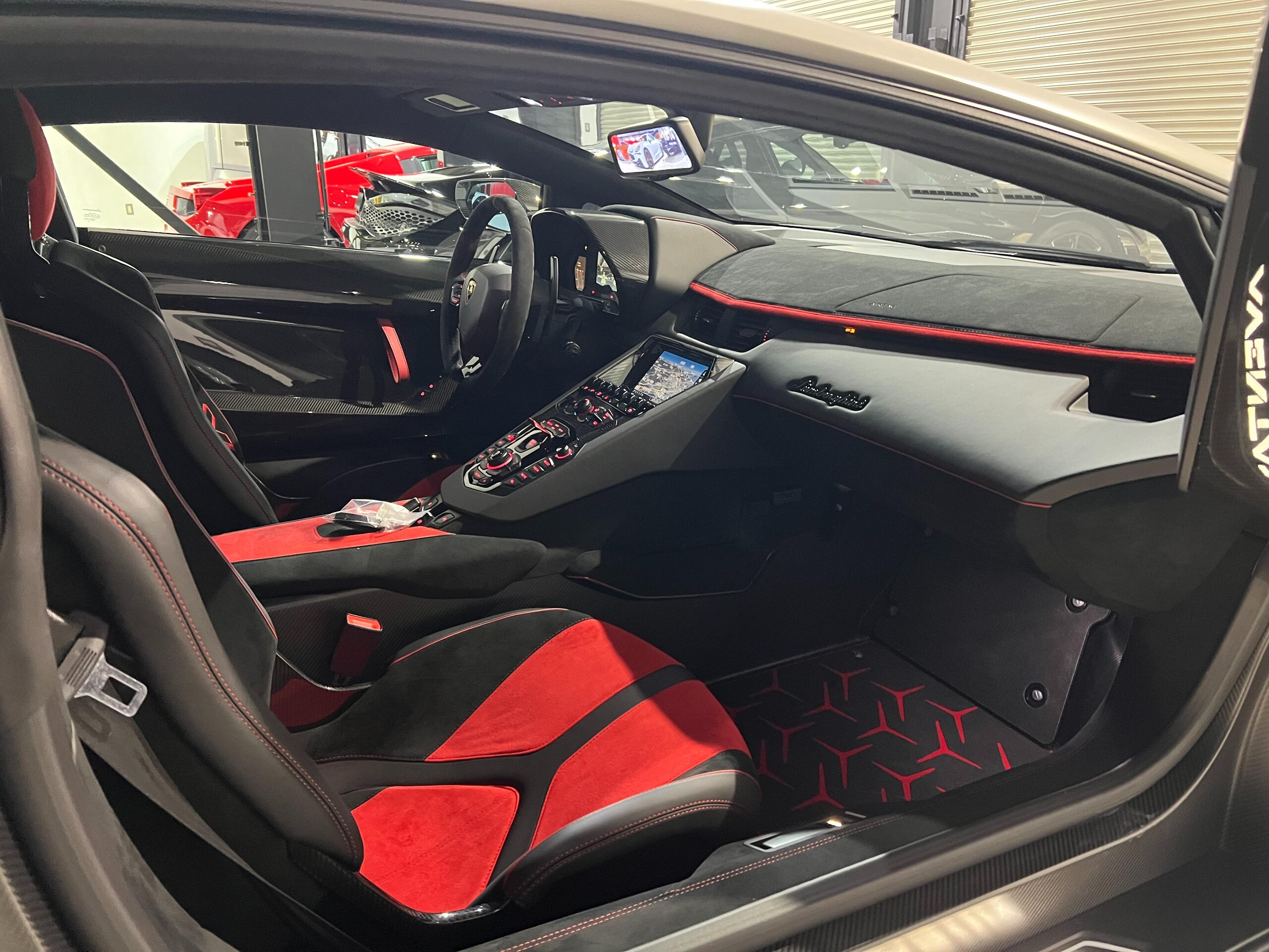 2019 Lamborghini Aventador SVJ — Photo 14 / 29