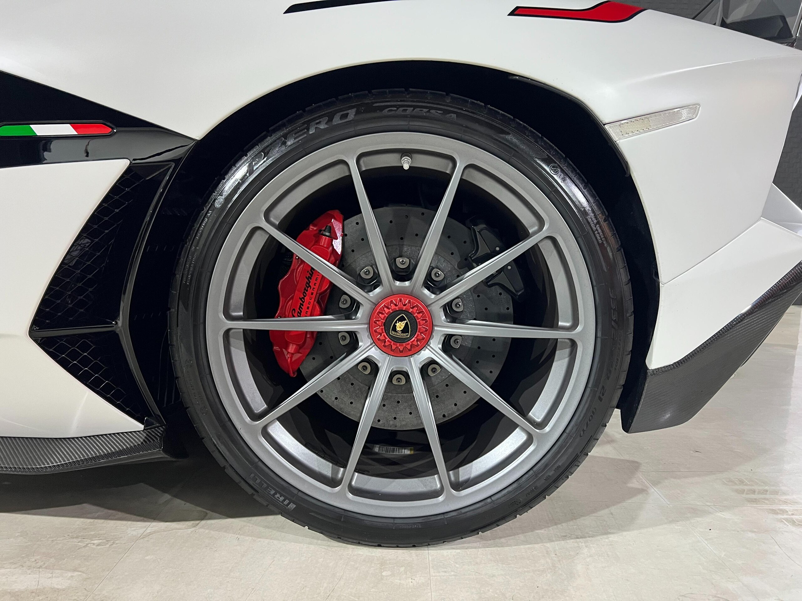 2019 Lamborghini Aventador SVJ — Photo 28 / 29