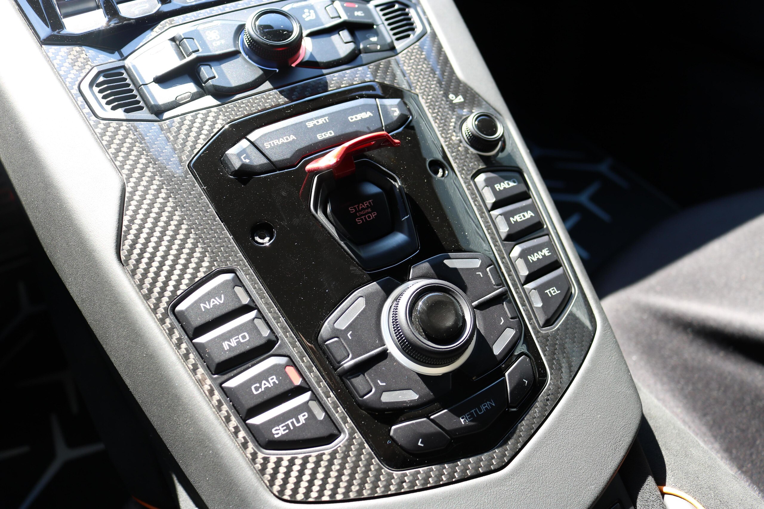 2019 Lamborghini Aventador SVJ — Photo 8 / 37