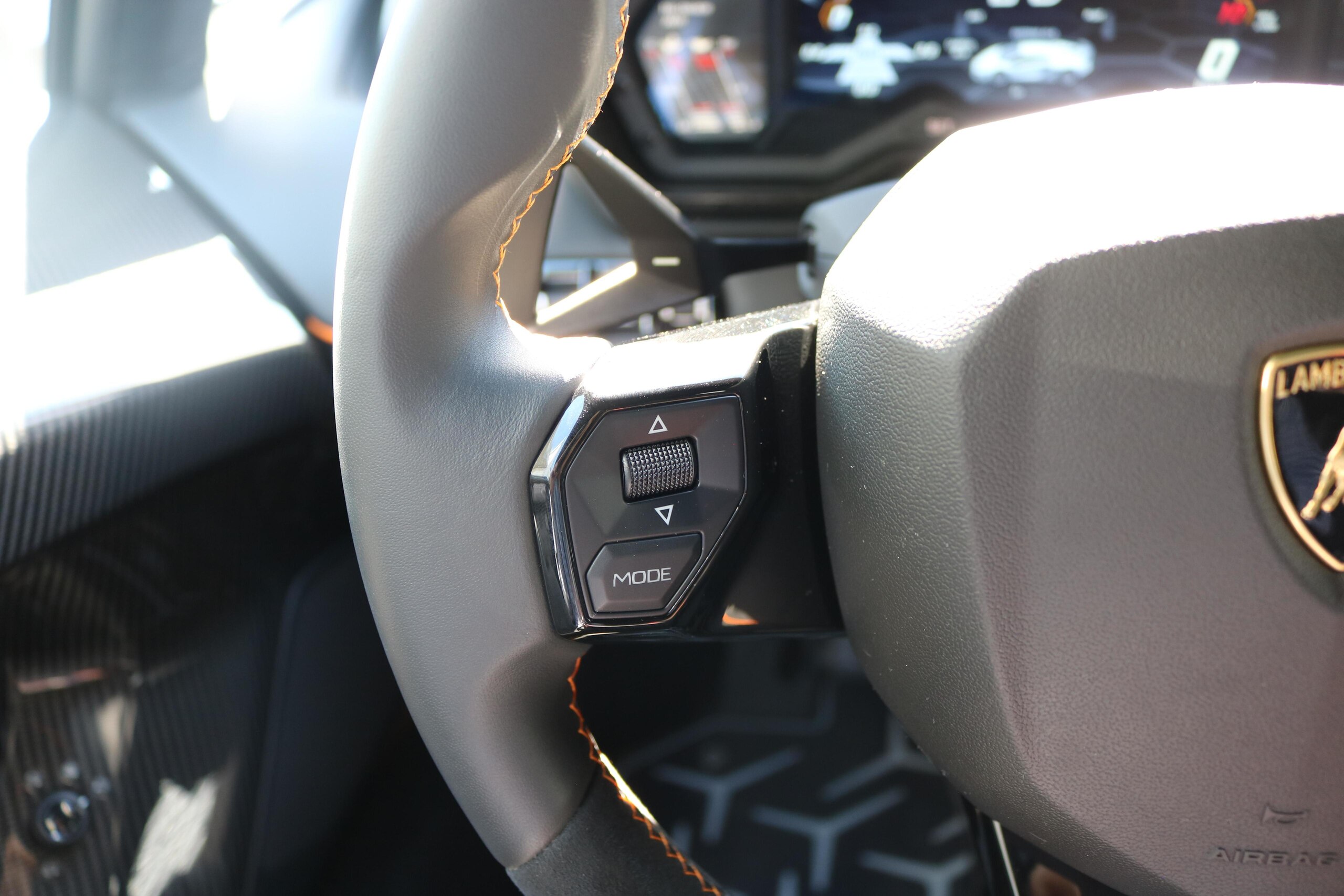 2019 Lamborghini Aventador SVJ — Photo 25 / 37
