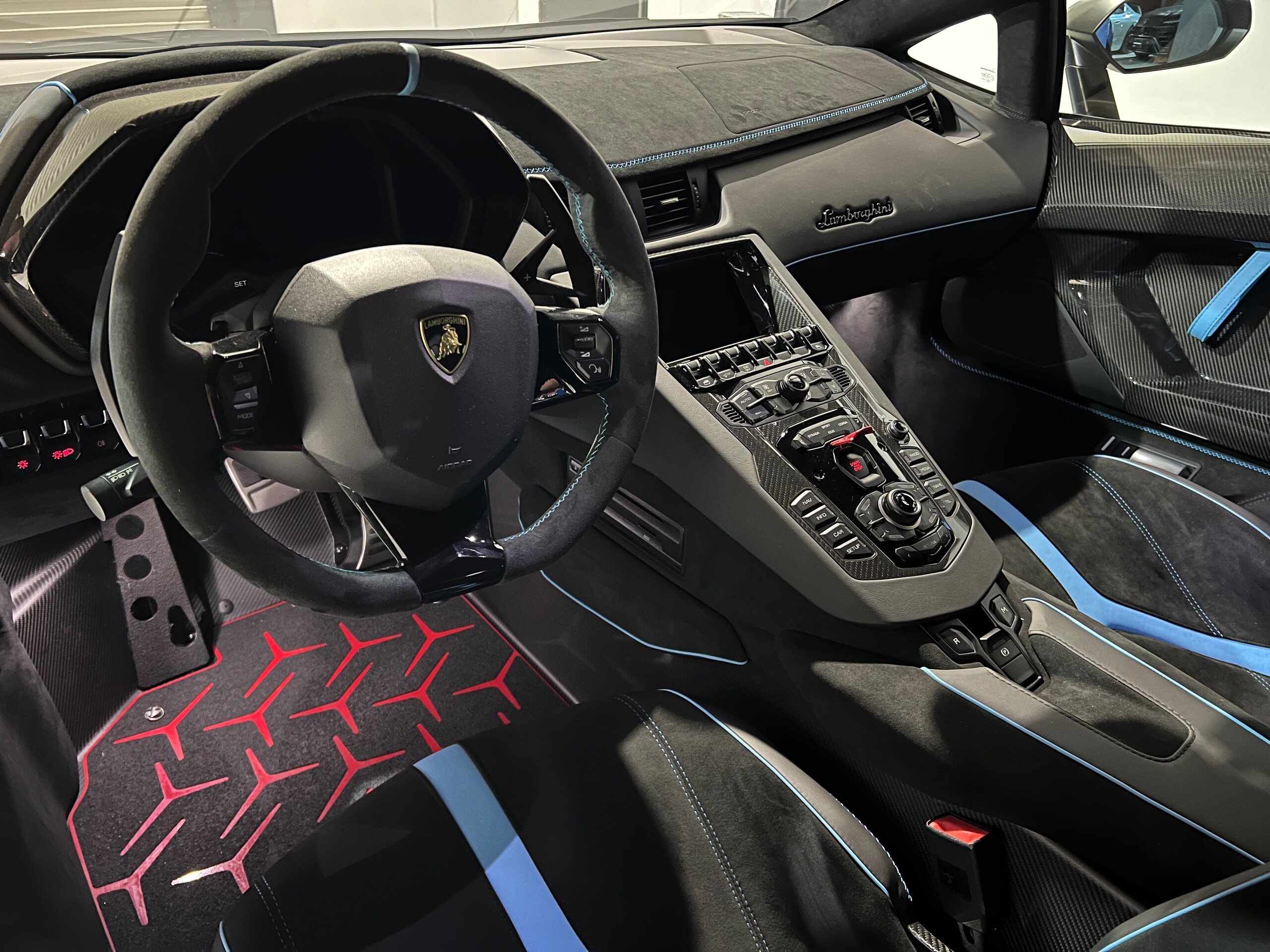 2019 Lamborghini Aventador SVJ — Photo 14 / 34