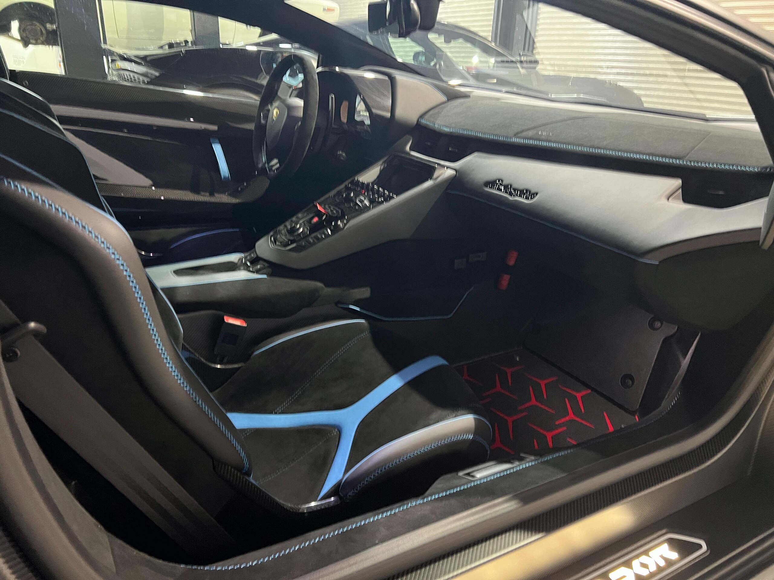 2019 Lamborghini Aventador SVJ — Photo 15 / 34