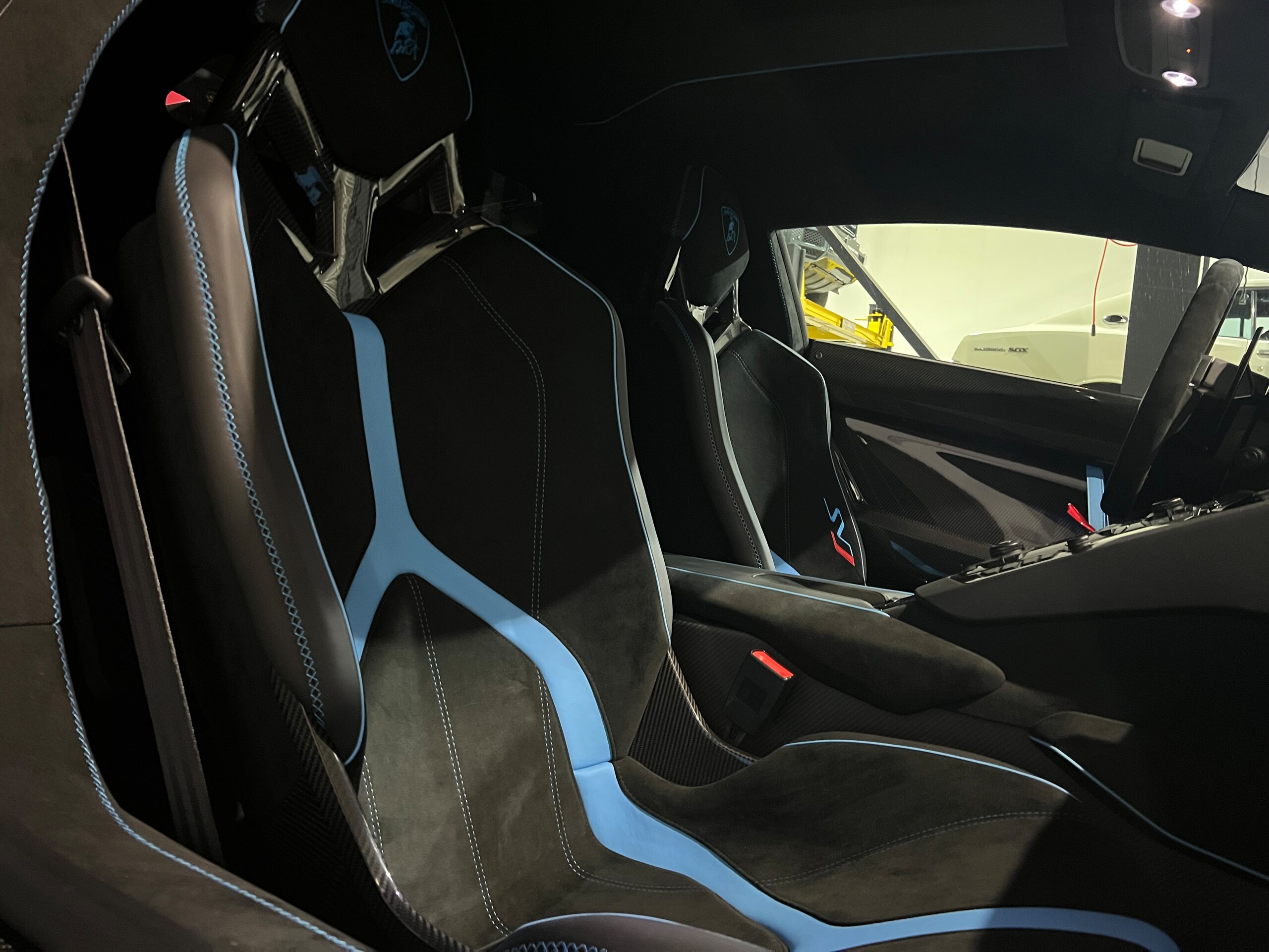 2019 Lamborghini Aventador SVJ — Photo 16 / 34