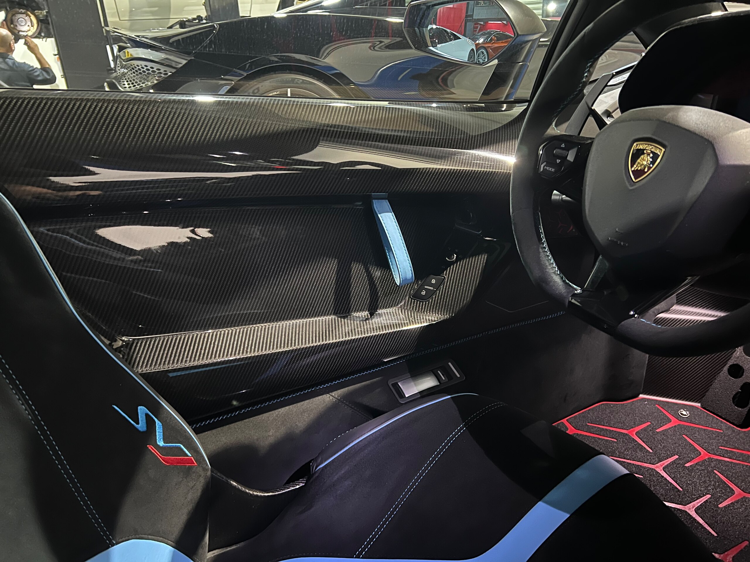 2019 Lamborghini Aventador SVJ — Photo 18 / 34