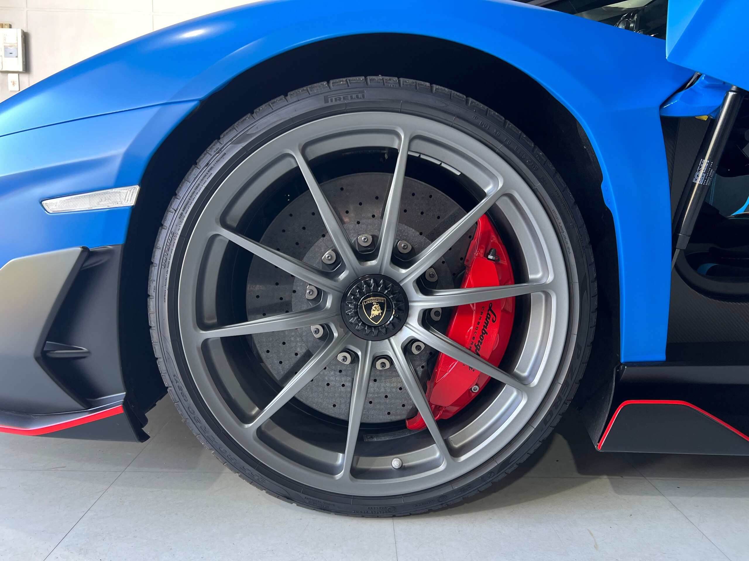 2019 Lamborghini Aventador SVJ — Photo 33 / 34