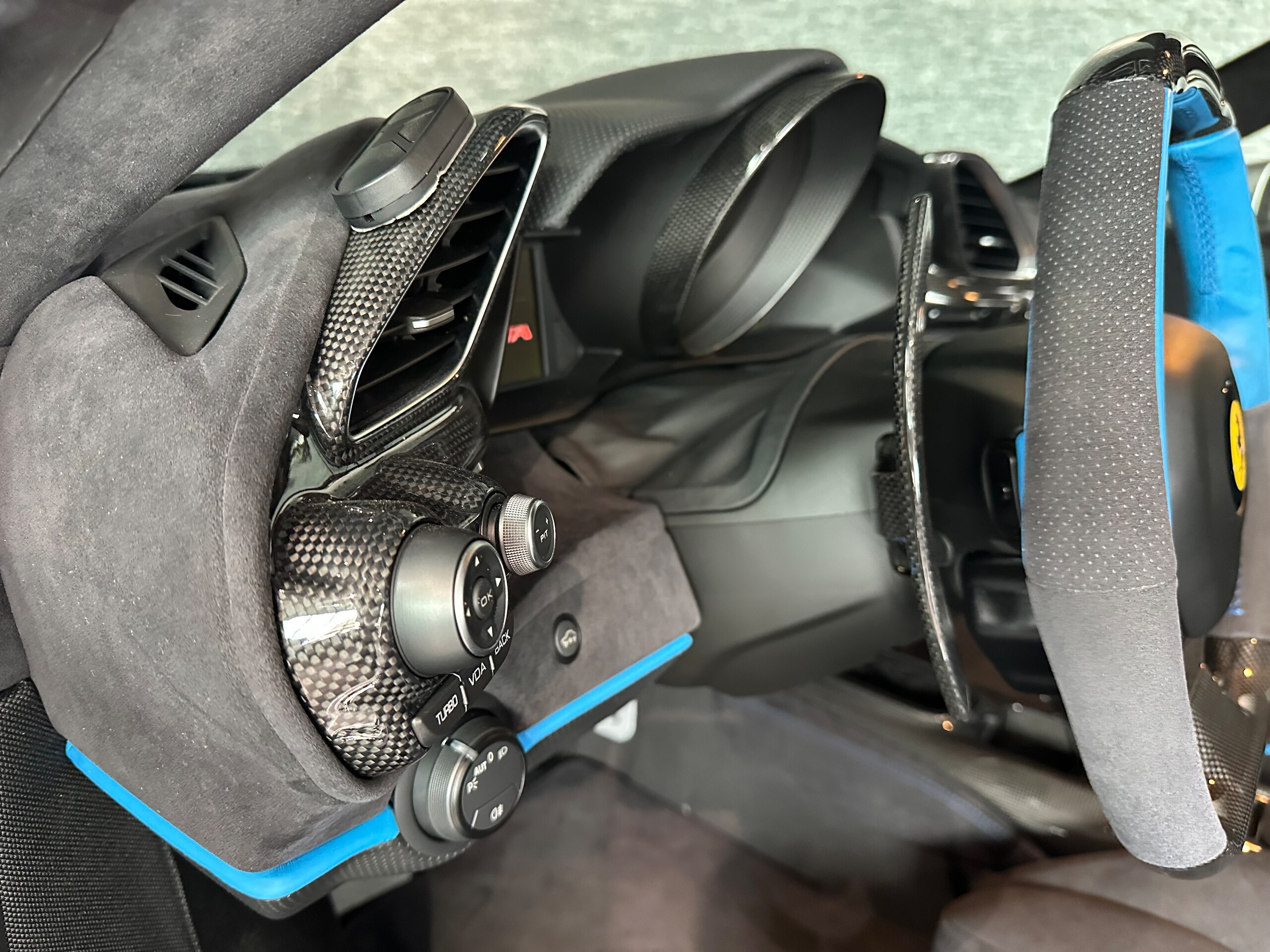 2020 Ferrari 488 Pista — Photo 23 / 34