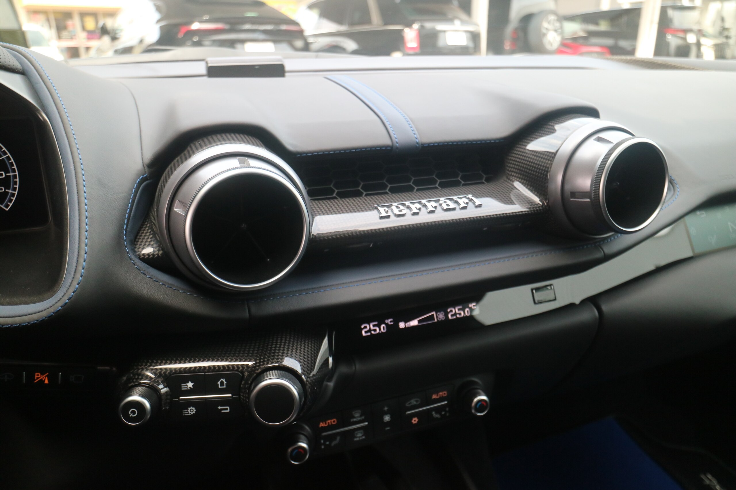 2020 Ferrari 812 Superfast — Photo 9 / 27