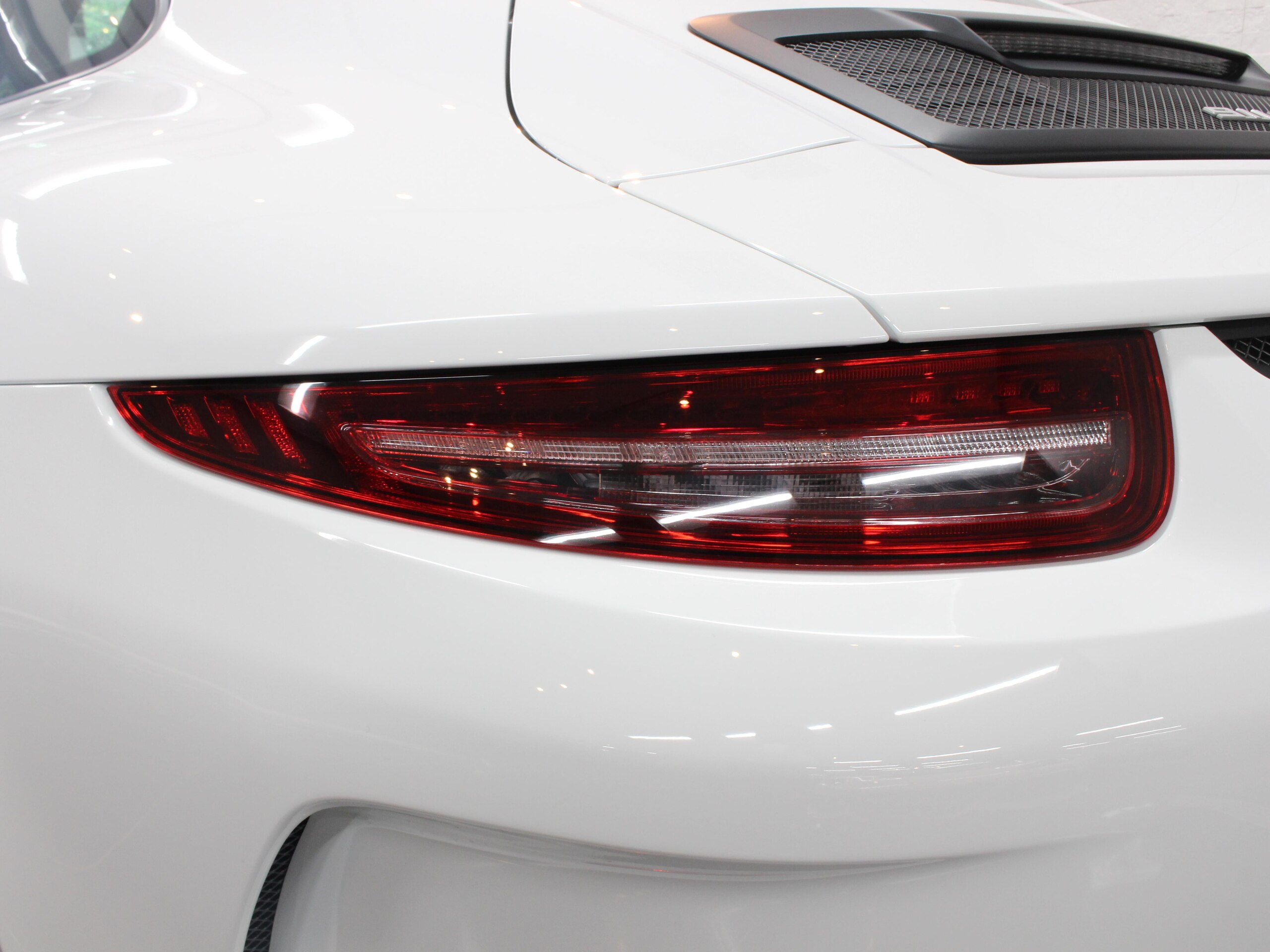 2016 Porsche 911 R — Photo 24 / 29