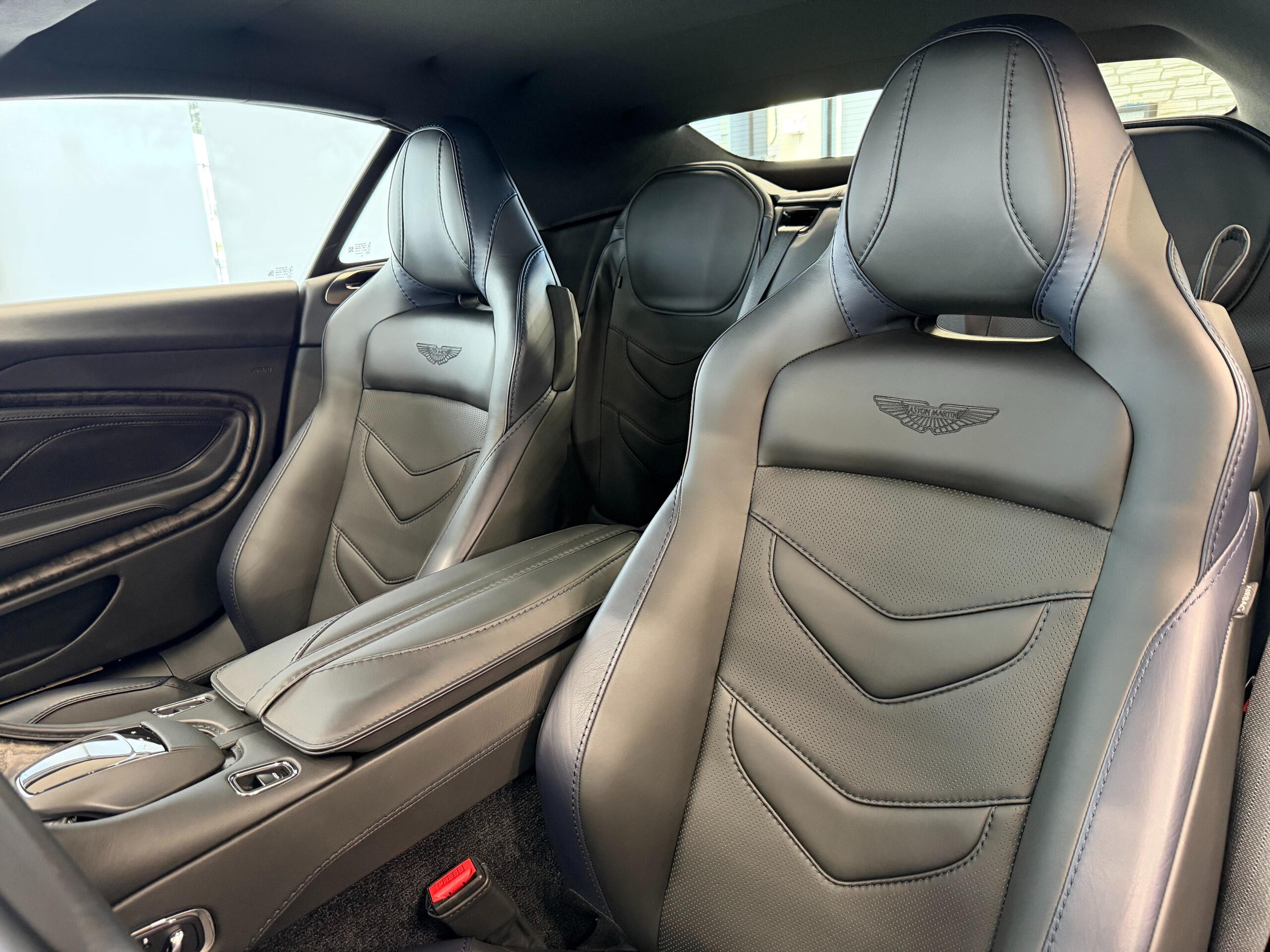 2021 Aston Martin DBS Superleggera Volante — Photo 7 / 44