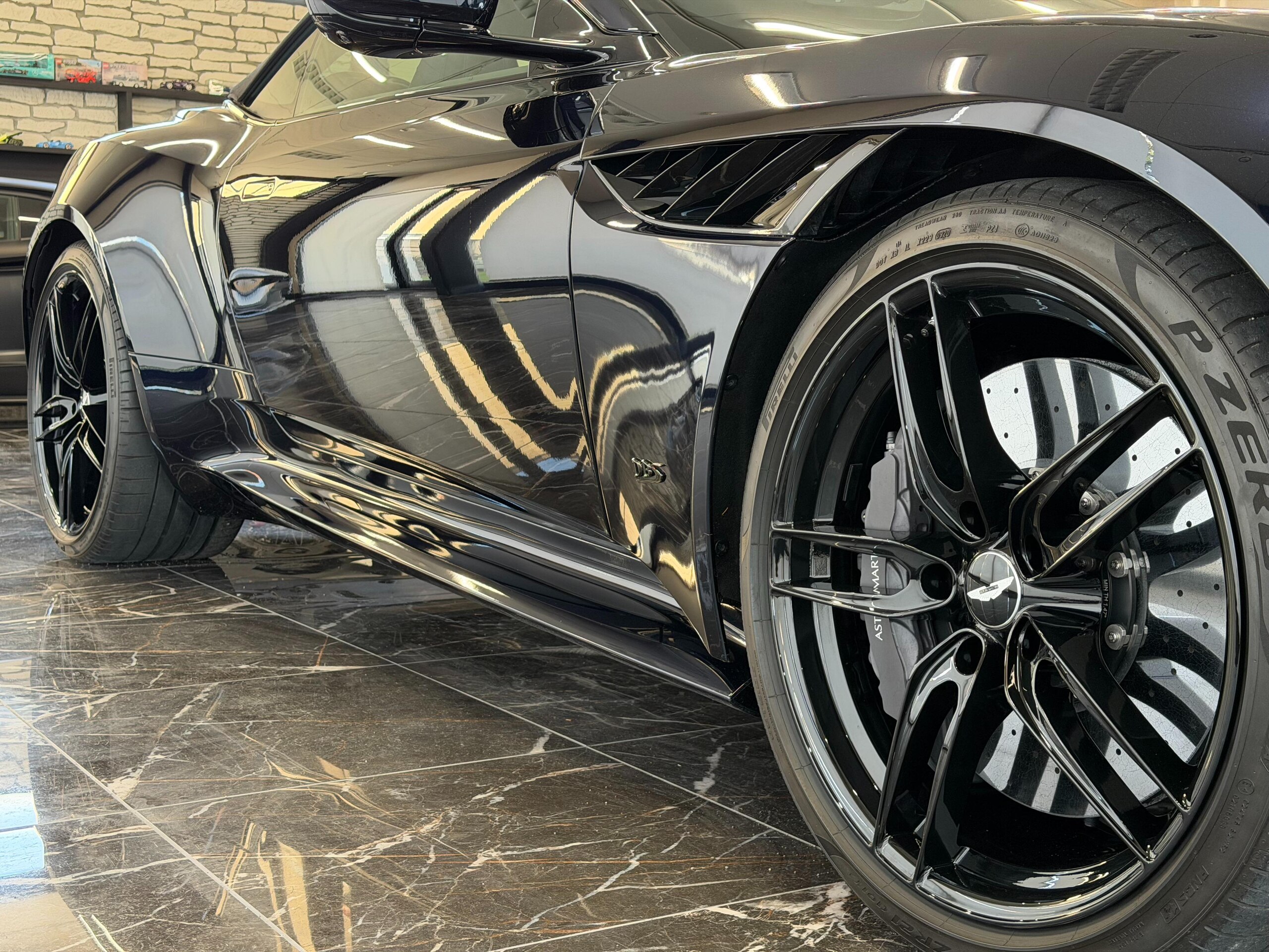2021 Aston Martin DBS Superleggera Volante — Photo 10 / 44