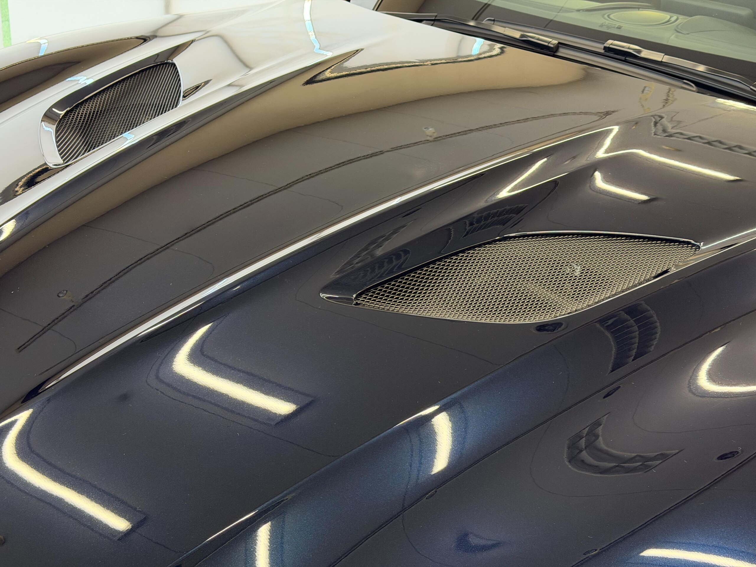 2021 Aston Martin DBS Superleggera Volante — Photo 13 / 44