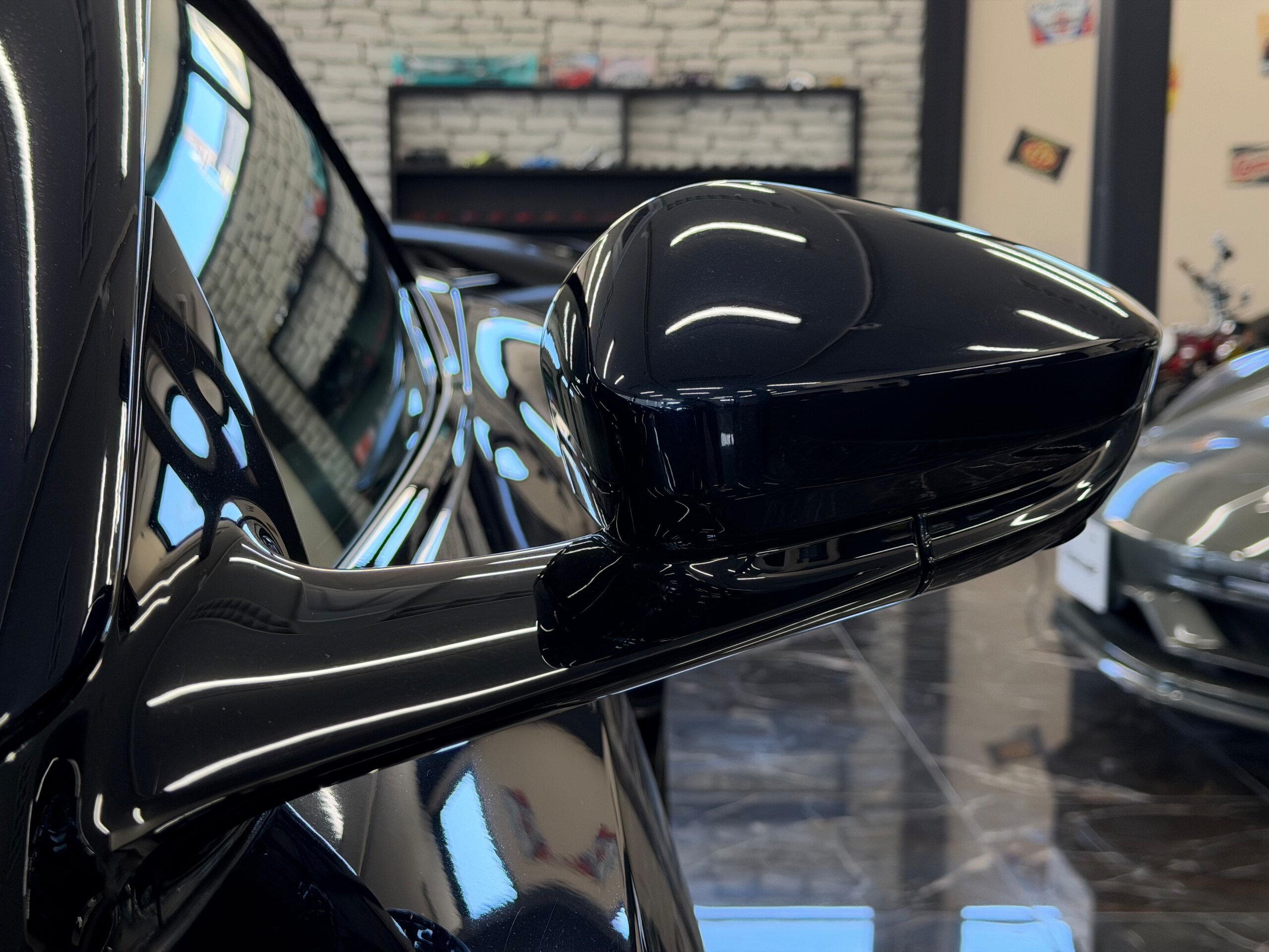 2021 Aston Martin DBS Superleggera Volante — Photo 15 / 44