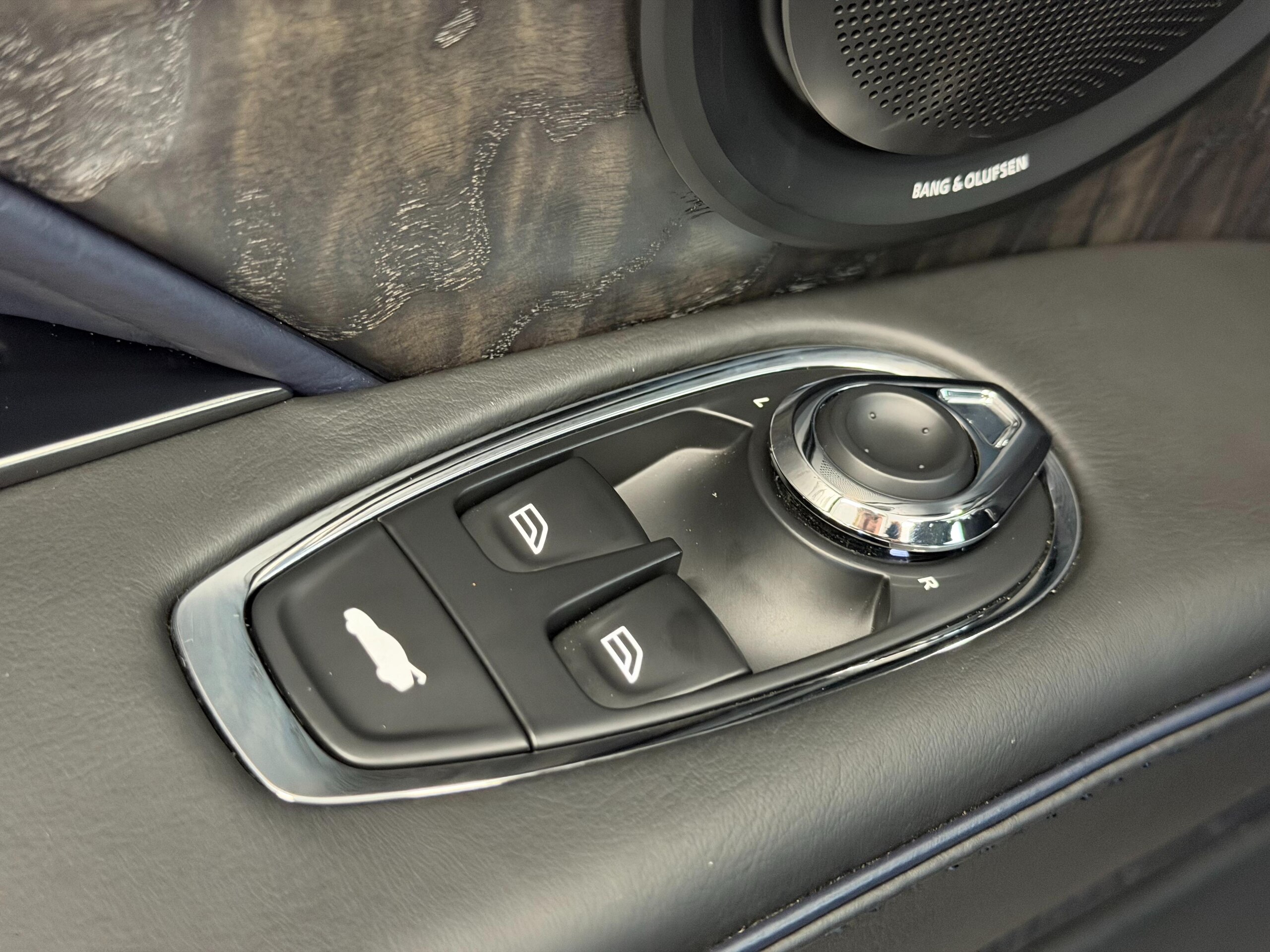 2021 Aston Martin DBS Superleggera Volante — Photo 24 / 44