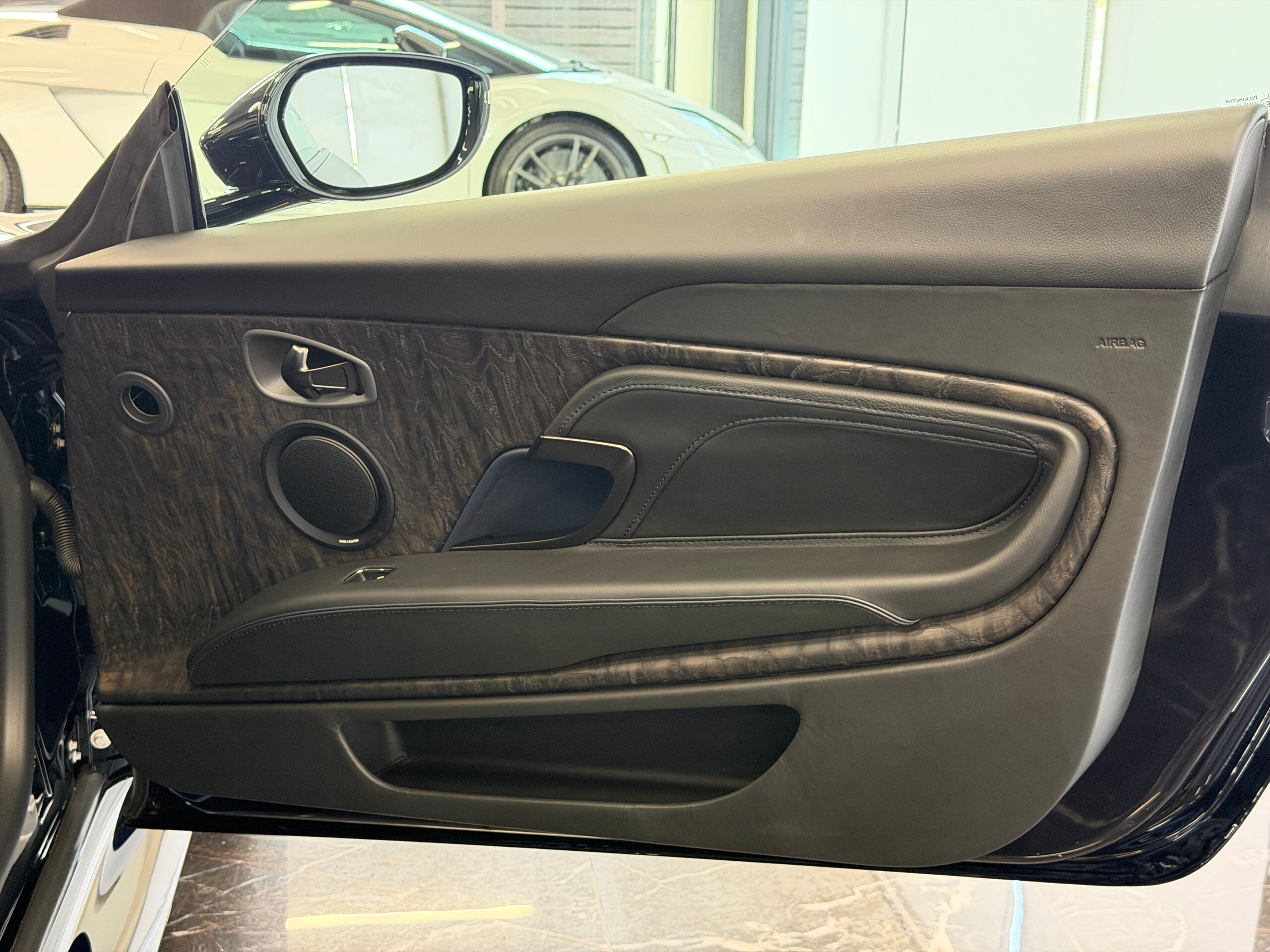 2021 Aston Martin DBS Superleggera Volante — Photo 38 / 44