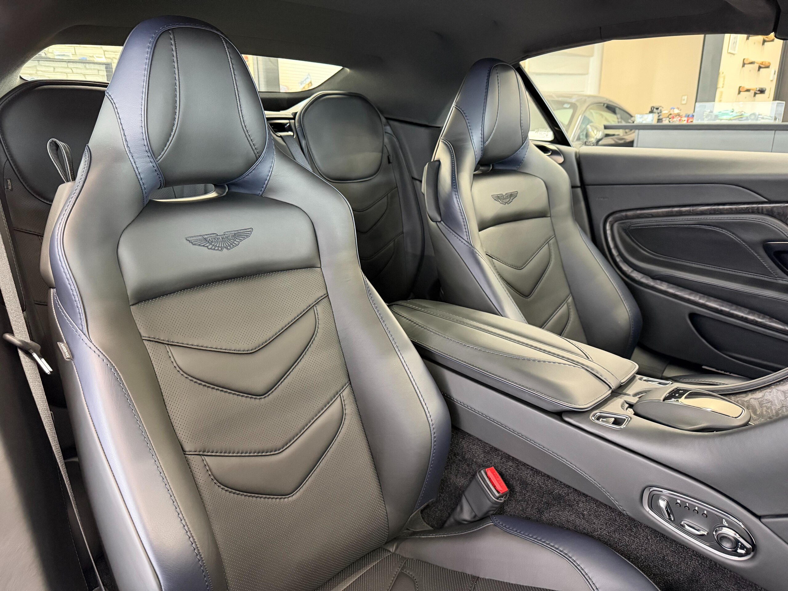 2021 Aston Martin DBS Superleggera Volante — Photo 40 / 44