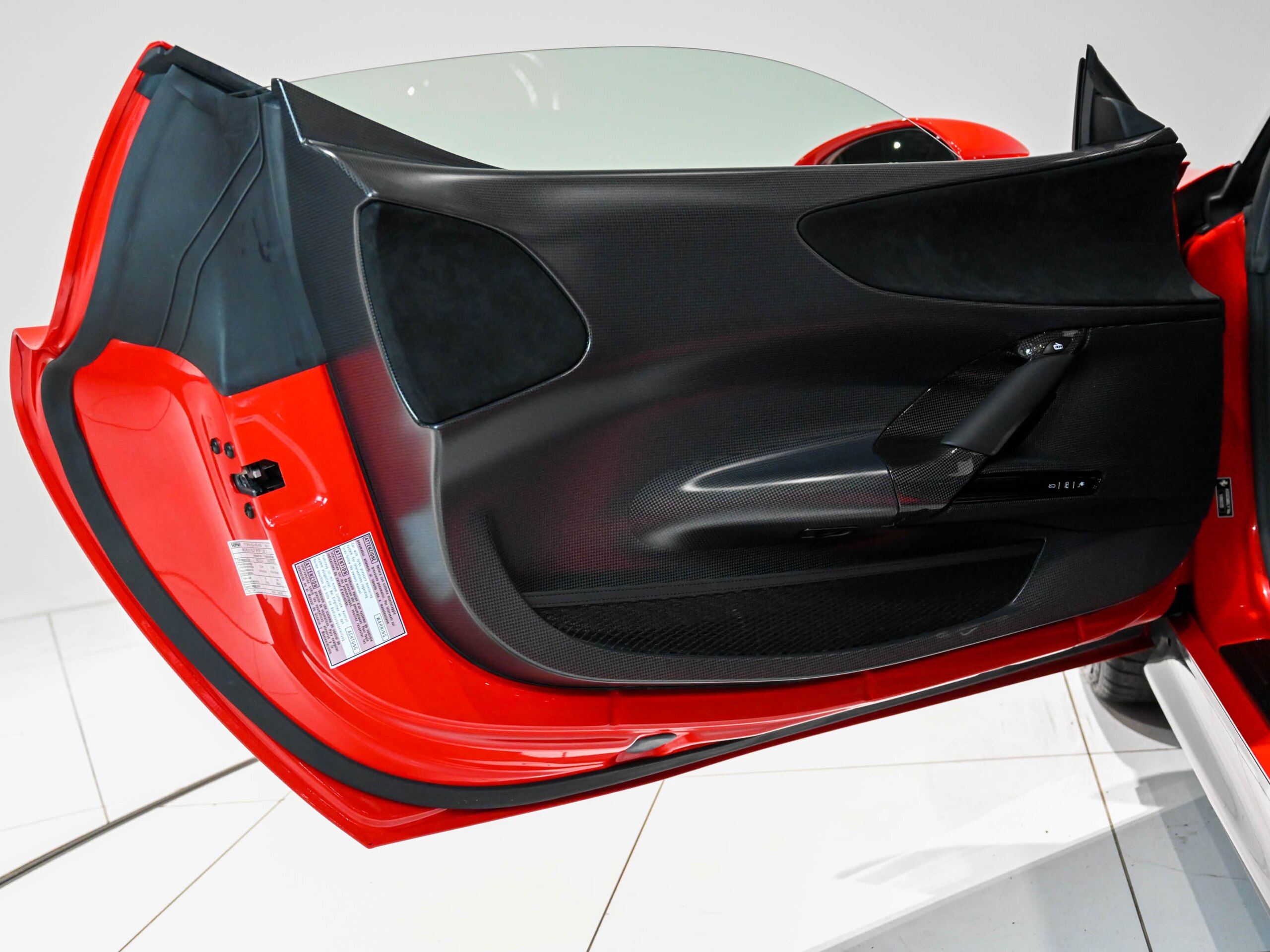 2021 Ferrari SF90 Stradale — Photo 14 / 20