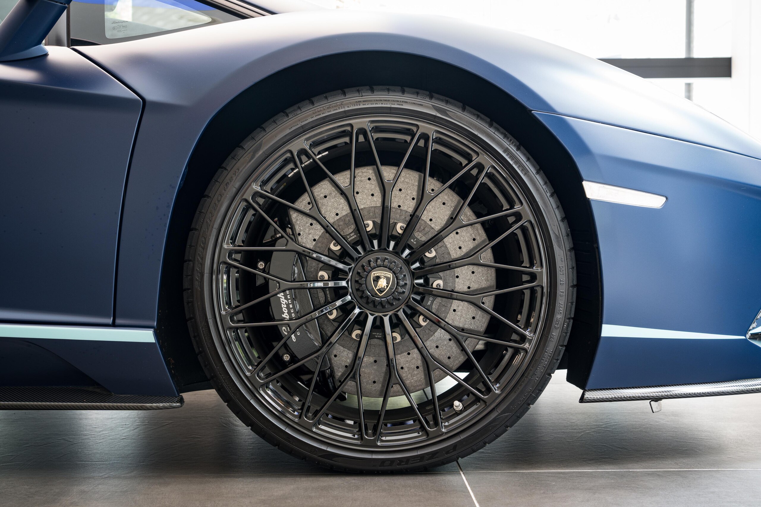 2021 Lamborghini Aventador S — Photo 14 / 30