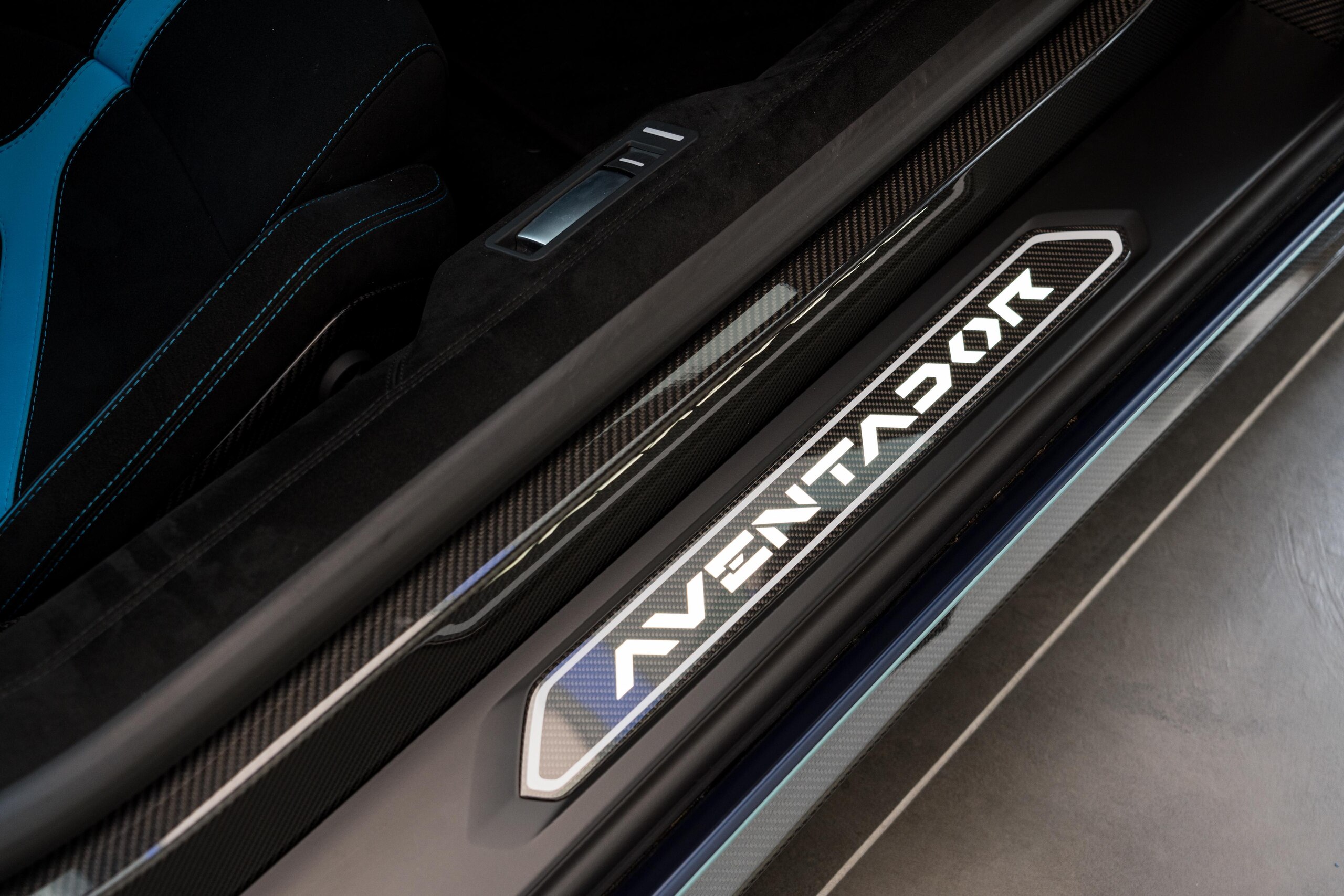 2021 Lamborghini Aventador S — Photo 22 / 30