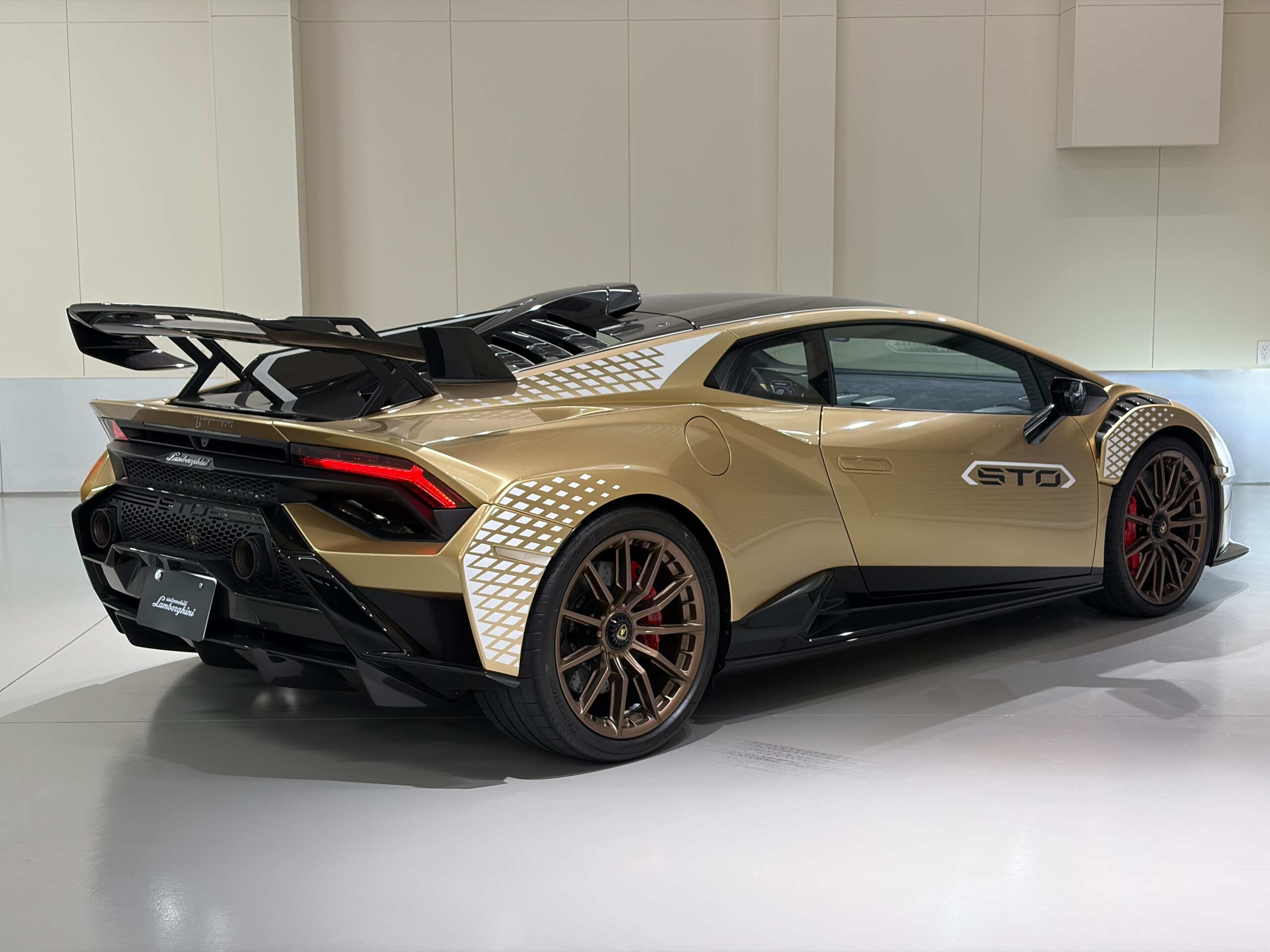 2021 Lamborghini Huracán STO — Photo 10 / 23
