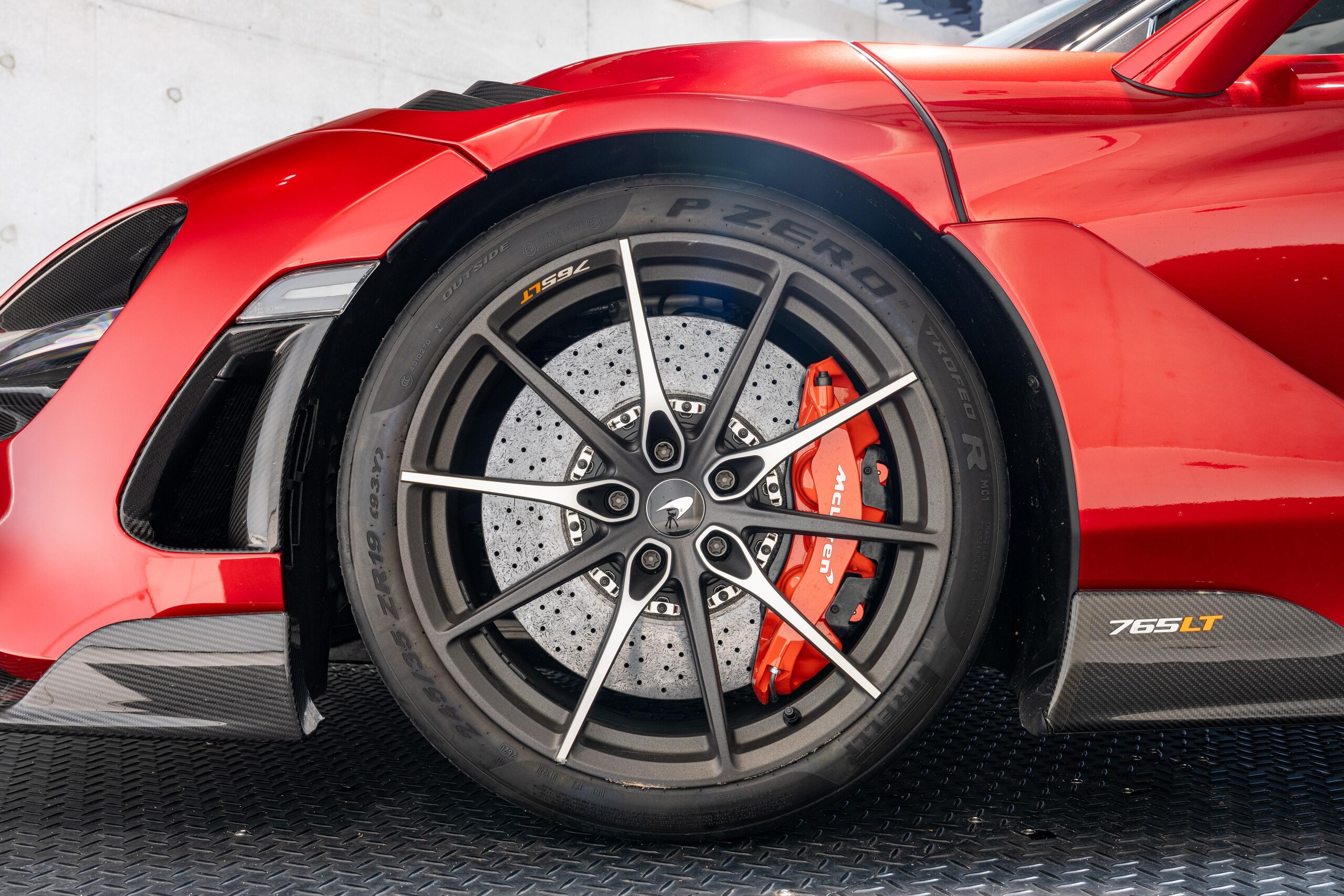 2021 McLaren 765LT — Photo 14 / 16