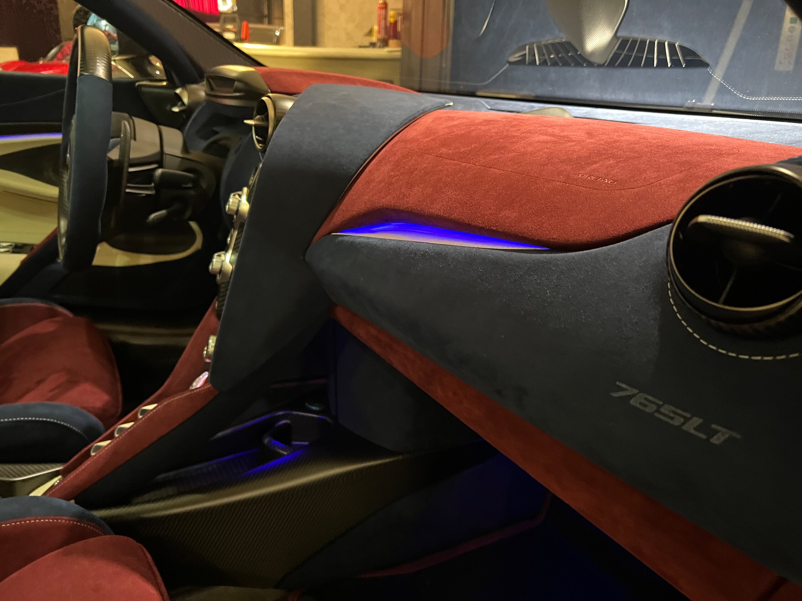 2021 McLaren 765LT — Photo 15 / 32
