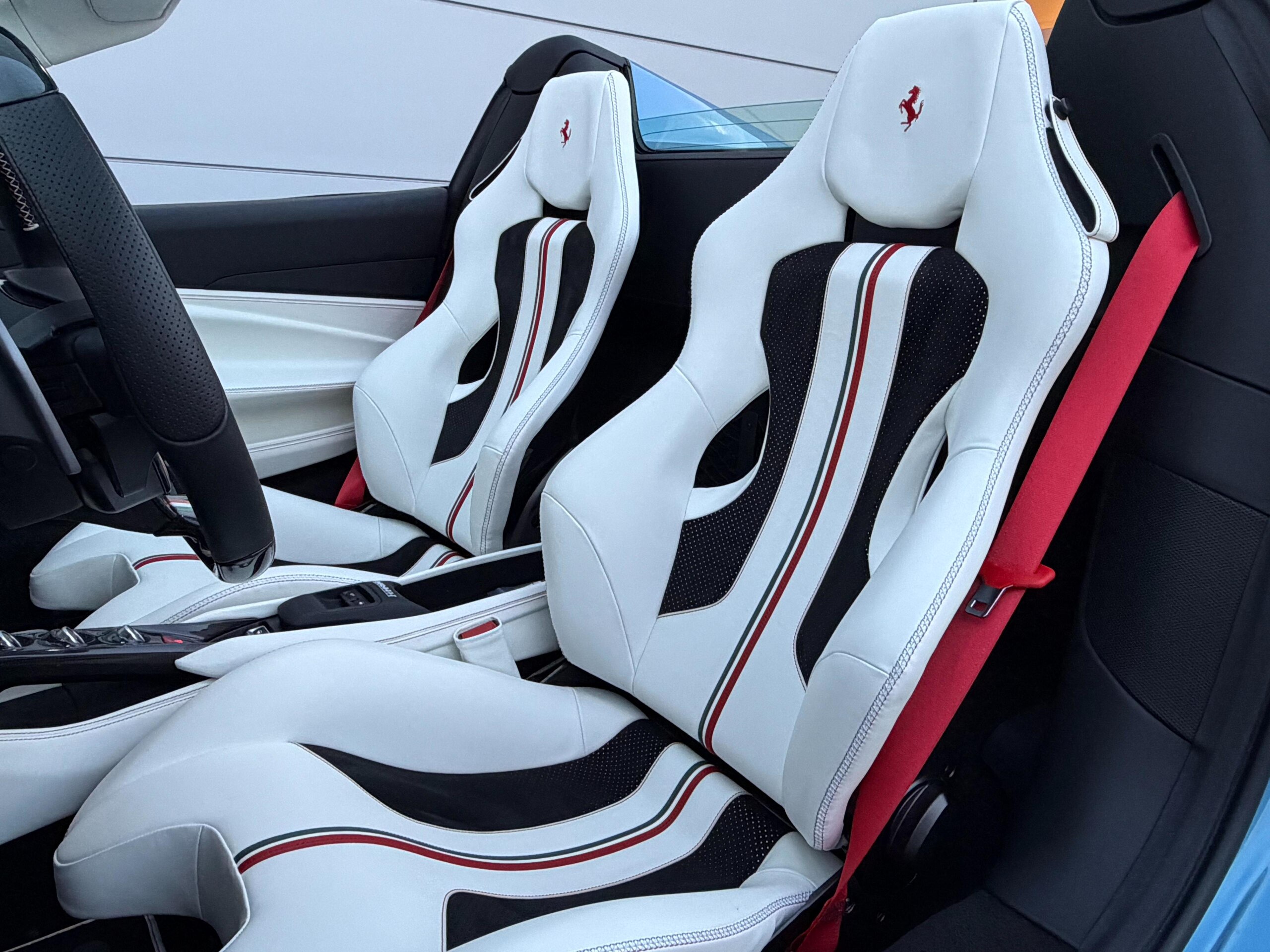 2022 Ferrari F8 Spider — Photo 8 / 37