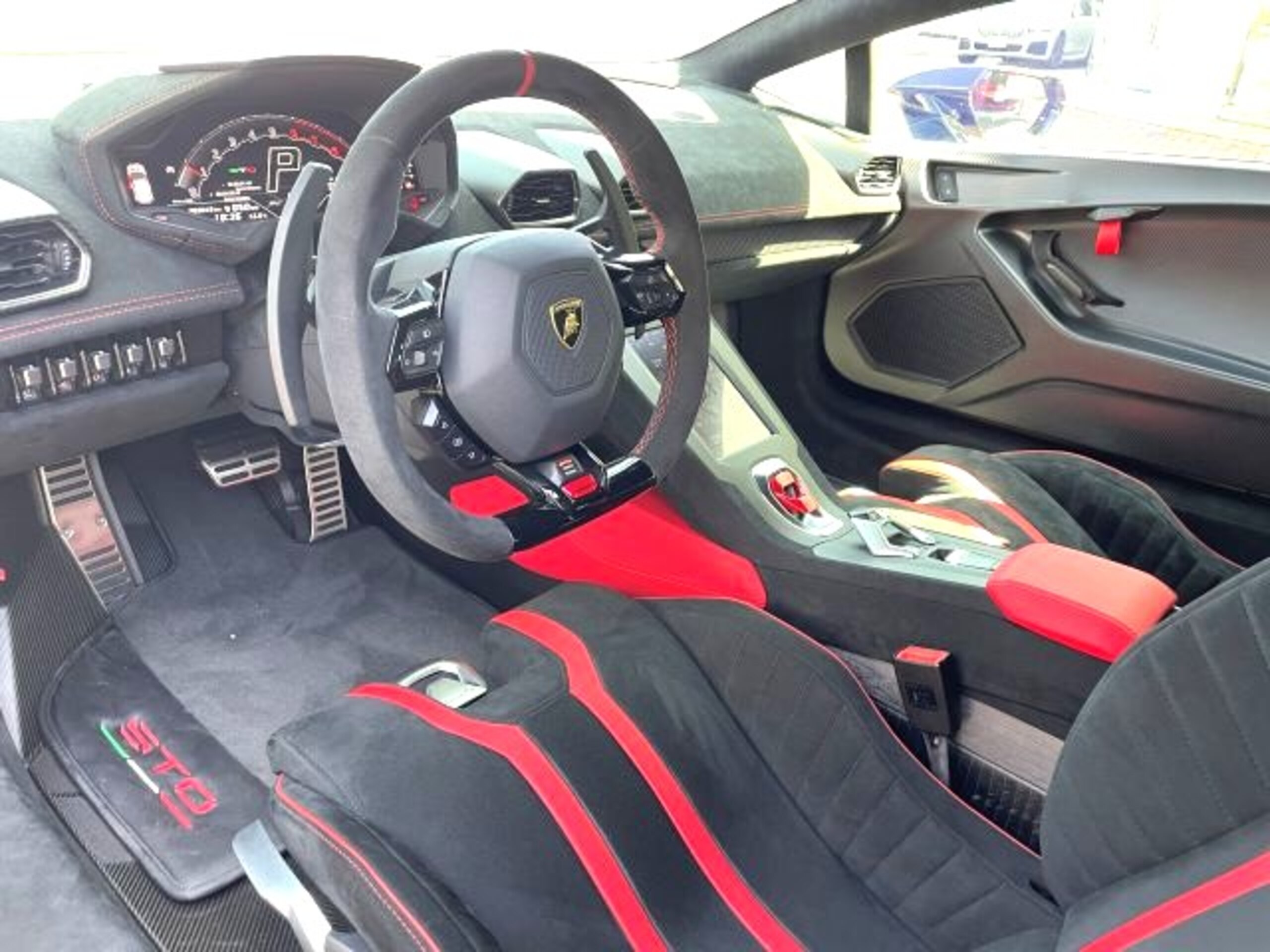 2022 Lamborghini Huracán STO — Photo 9 / 19