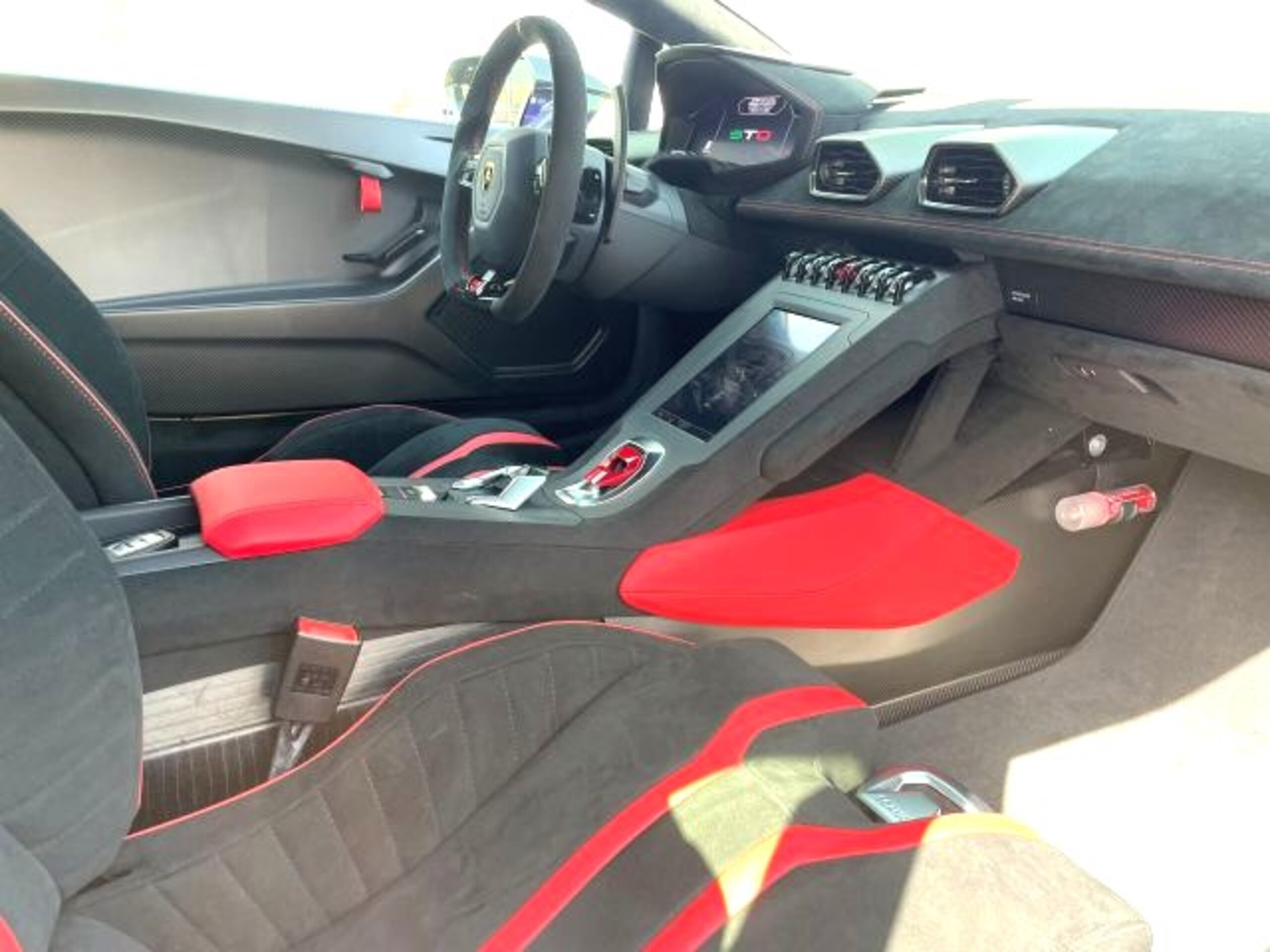 2022 Lamborghini Huracán STO — Photo 14 / 19